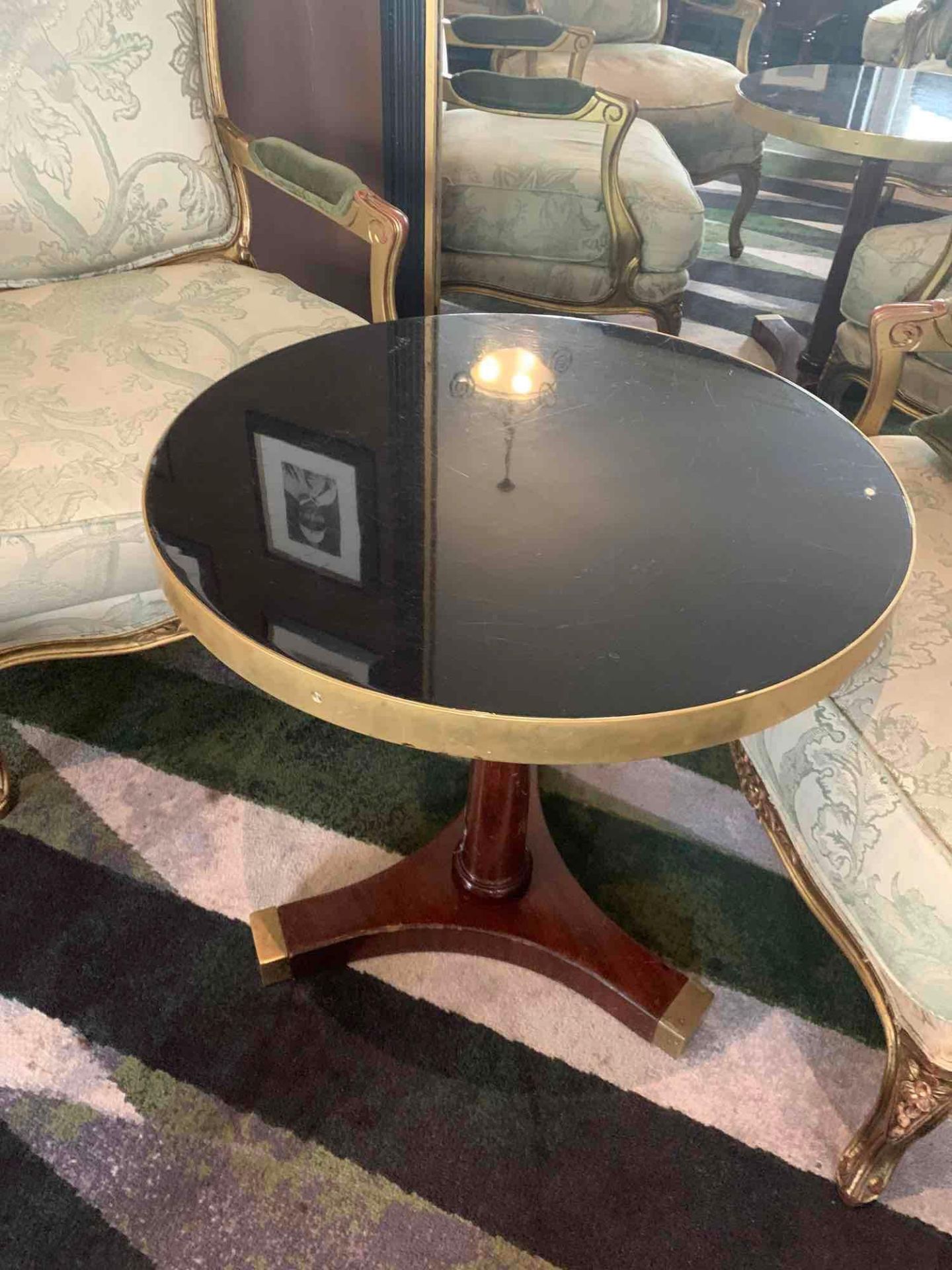 Circular Side Table The Dark Black Top With A Brass Trim Mounted Above A Pedestal Base On A - Bild 2 aus 4