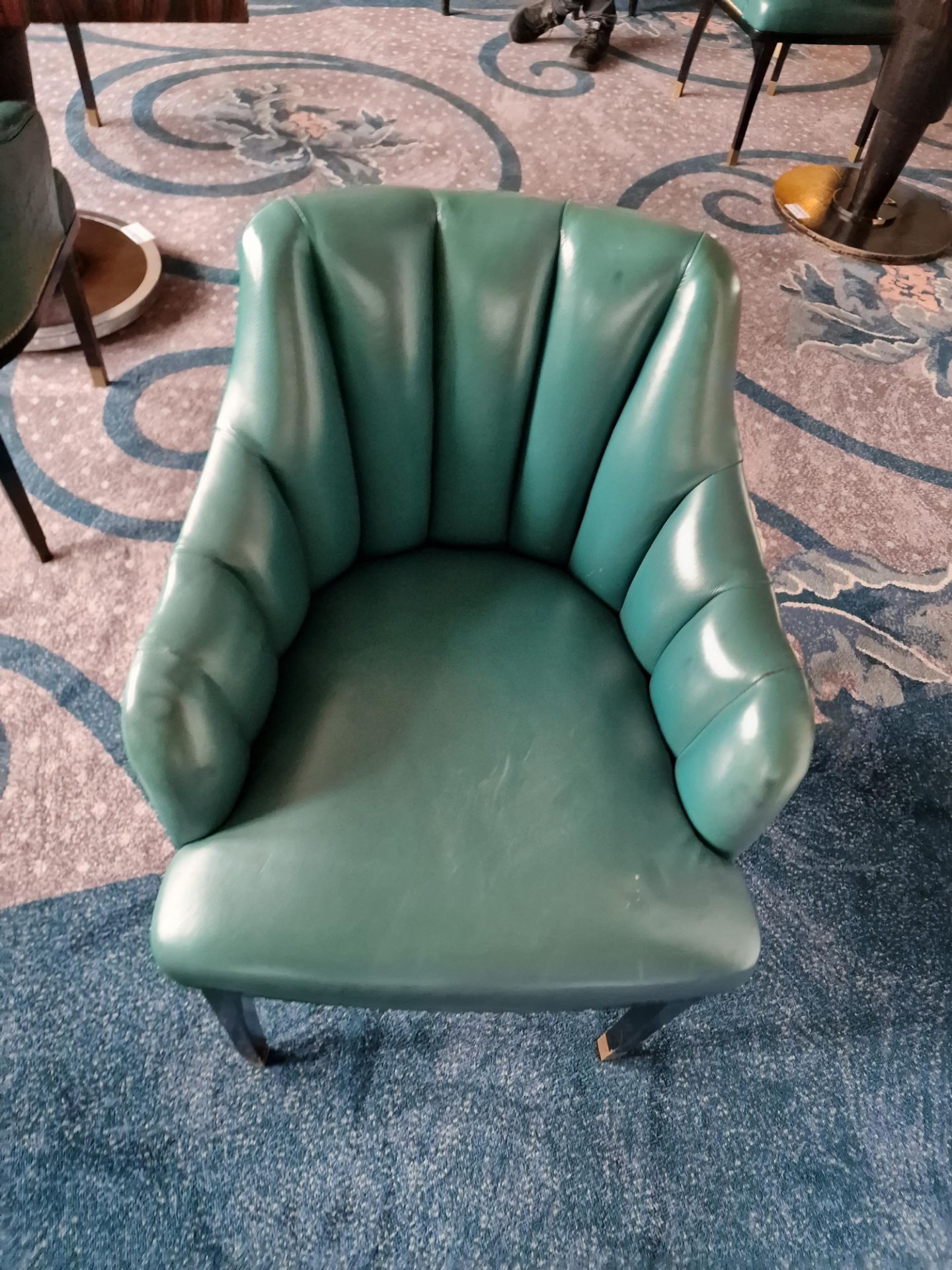 A pair of armchairs upholstered in green leather with a stud pin detailing the arm partially - Bild 7 aus 9