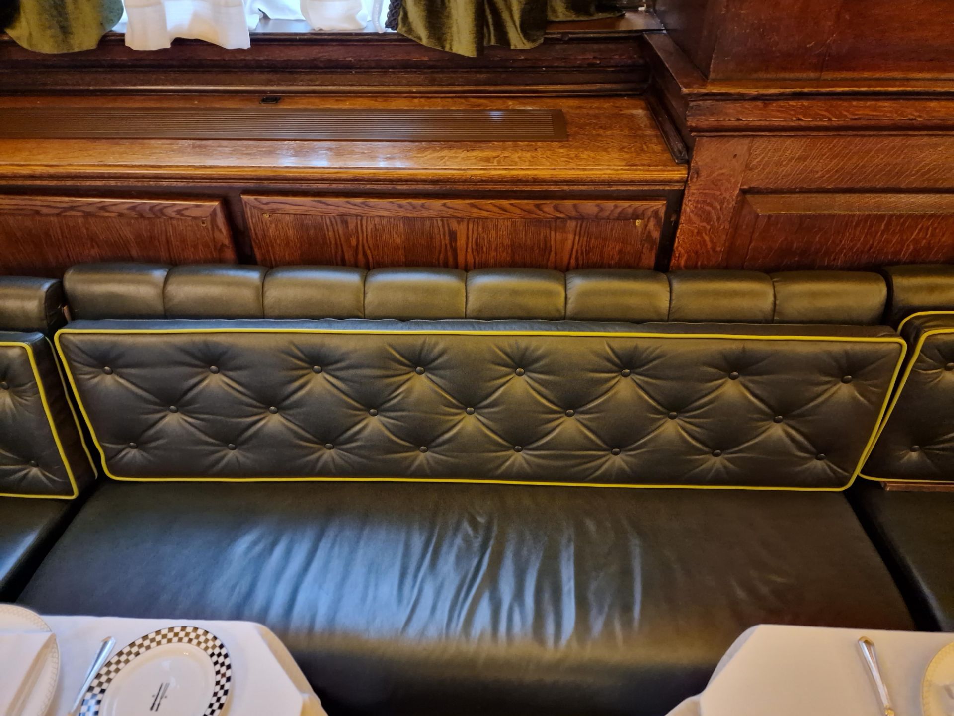 A bespoke Robert Angell tufted leather banquette U shaped upholstered in green full leather with - Bild 6 aus 9