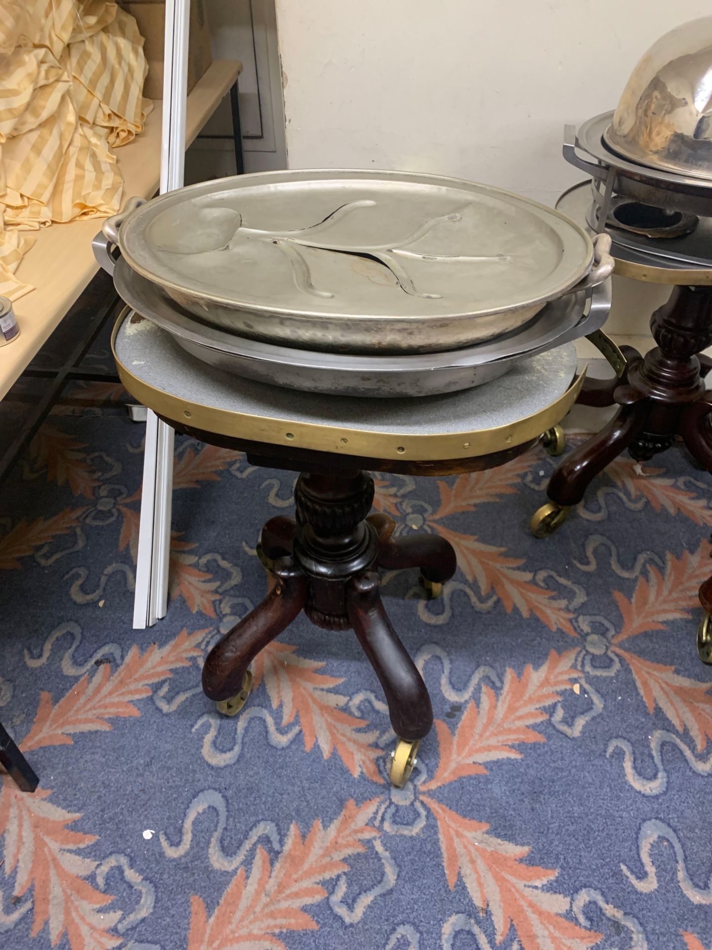 Mahogany Meat Carving Unit With Mahogany Baluster Frame On Caster Wheels With 2 Stainless Steel Tray - Bild 2 aus 3