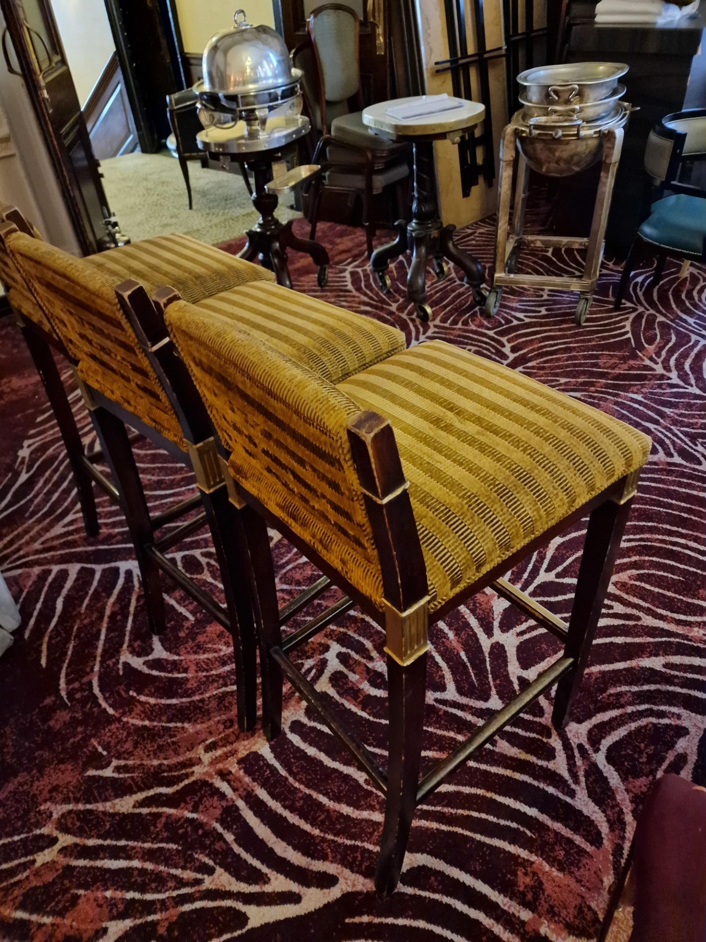 3 x mahogany upholstered bar stools in a gold brown fabric with padded seat pad and back rest the - Bild 6 aus 7