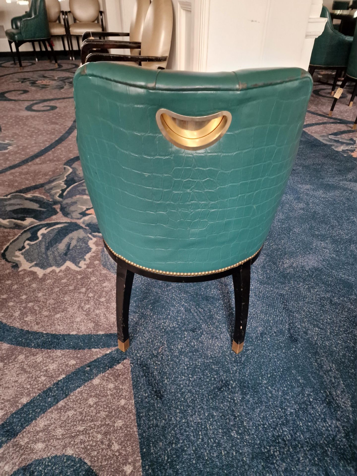 A pair of armchairs upholstered in green leather with a stud pin detailing the arm partially - Bild 5 aus 8
