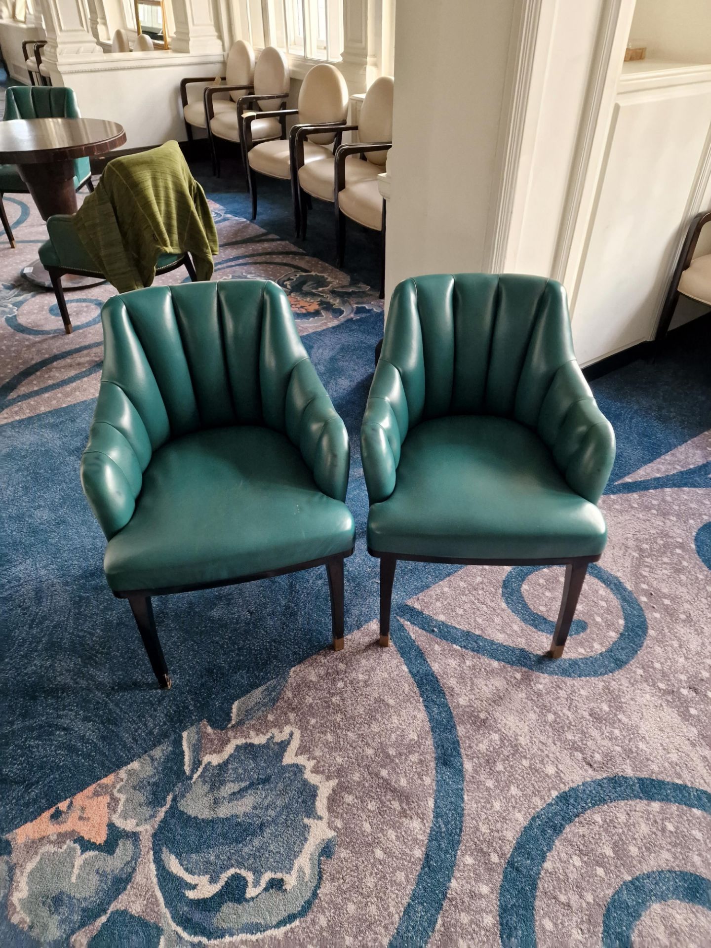 A pair of armchairs upholstered in green leather with a stud pin detailing the arm partially - Bild 2 aus 7