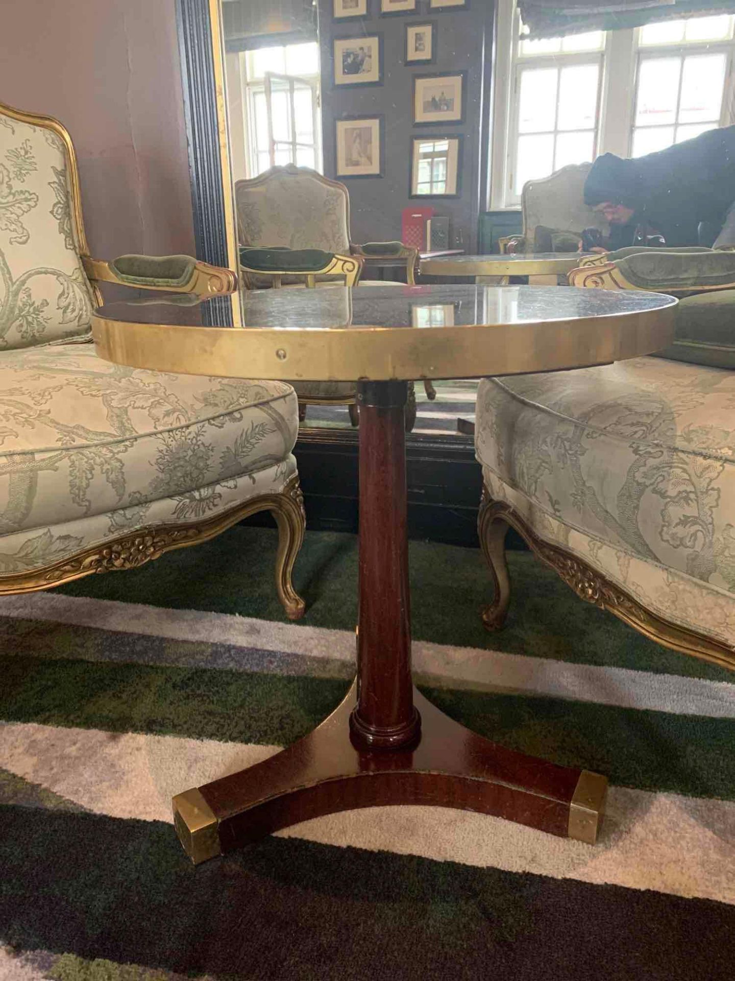 Circular Side Table The Dark Black Top With A Brass Trim Mounted Above A Pedestal Base On A - Bild 3 aus 4