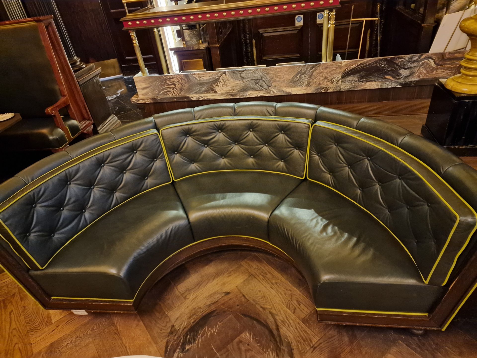 A bespoke Robert Angell tufted leather banquette upholstered in green full leather with piping - Bild 2 aus 7