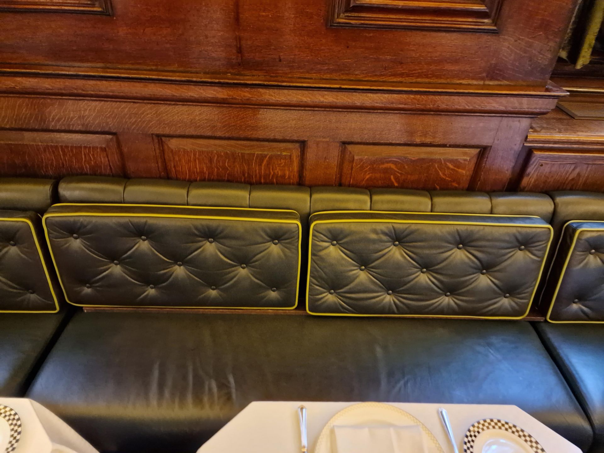 A bespoke Robert Angell tufted leather banquette U shaped upholstered in green full leather with - Bild 7 aus 9