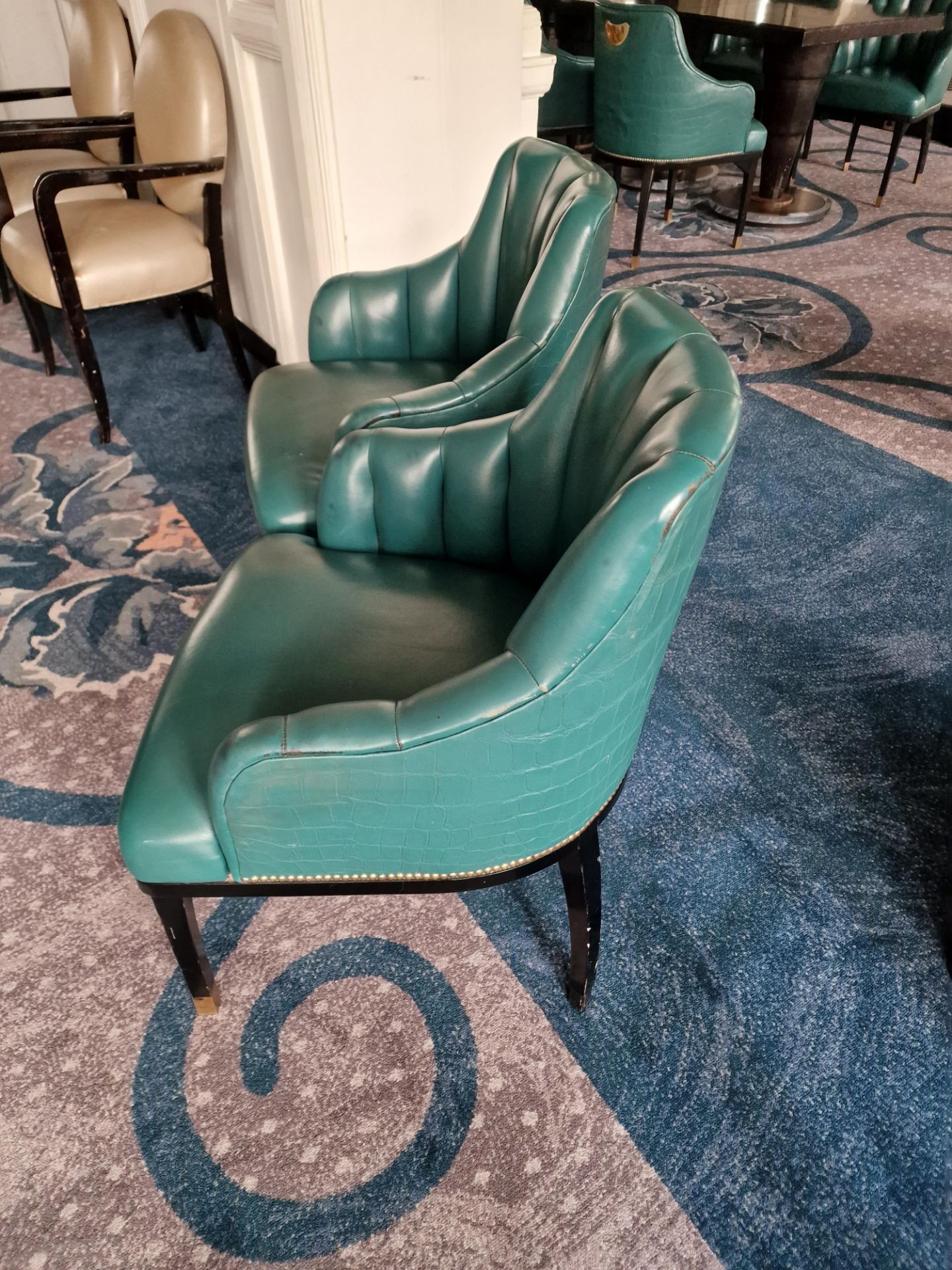 A pair of armchairs upholstered in green leather with a stud pin detailing the arm partially - Bild 4 aus 8