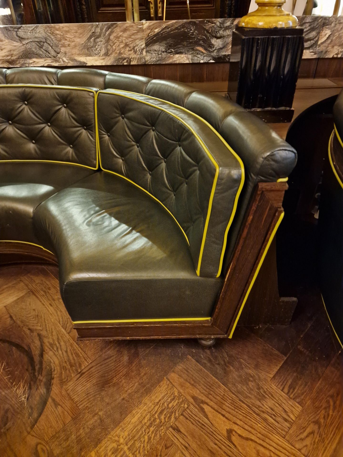 A bespoke Robert Angell tufted leather banquette upholstered in green full leather with piping - Bild 3 aus 7