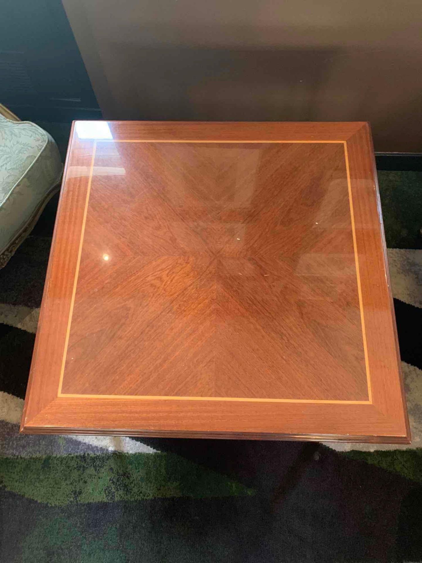 Square Coffee Table With Chess Board Design Inlay Top With Gilt Highlights Mounted On Round Turned - Bild 5 aus 5