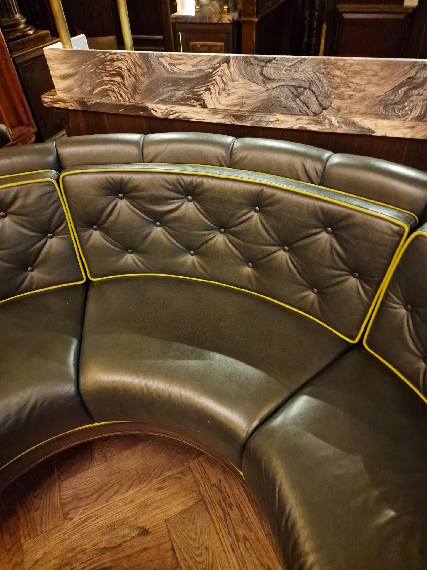 A bespoke Robert Angell tufted leather banquette upholstered in green full leather with piping - Bild 4 aus 7