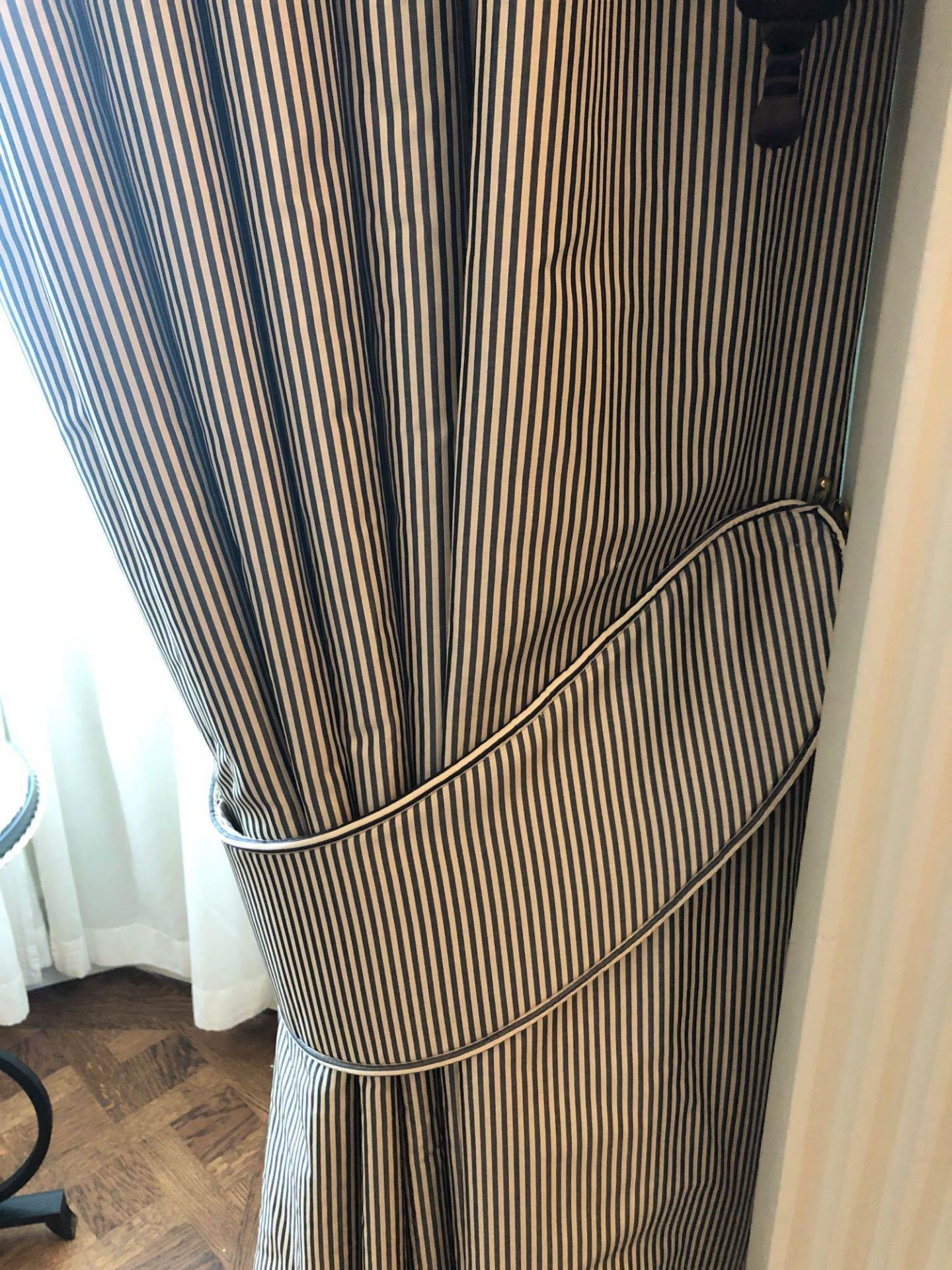 A Pair Of Drapes Fabric In Brown And White Striped Complete With Pelmet And Tassels 257 x 160cm ( - Bild 4 aus 4