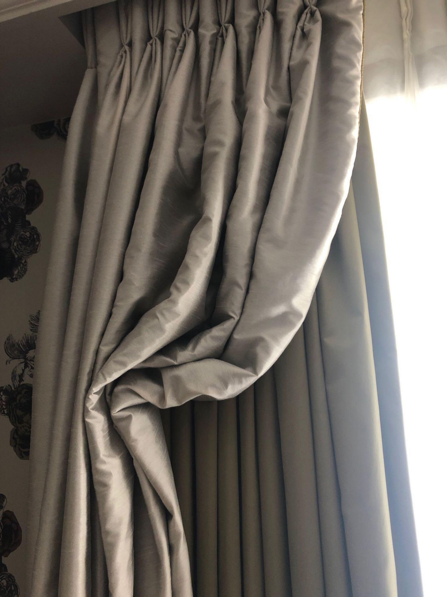 A Pair Of Silk Drapes And Jabots Champagne And Green 265 x 225cm (Room 530) - Bild 2 aus 2