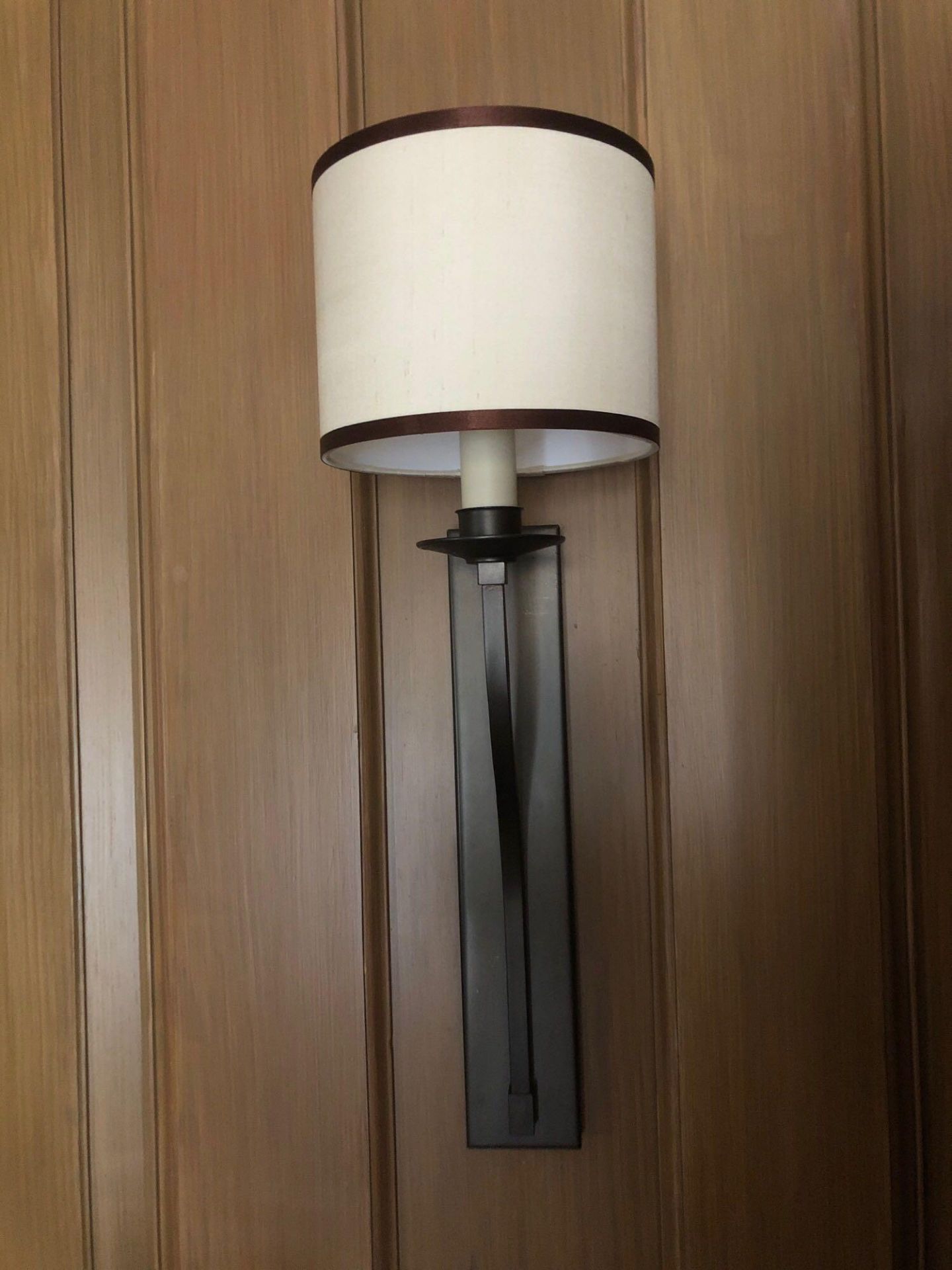 A Pair Of Dernier And Hamlyn Modem Cast Wall Sconces Single Arm Complete With Shade 60cm (Room 510) - Bild 2 aus 2