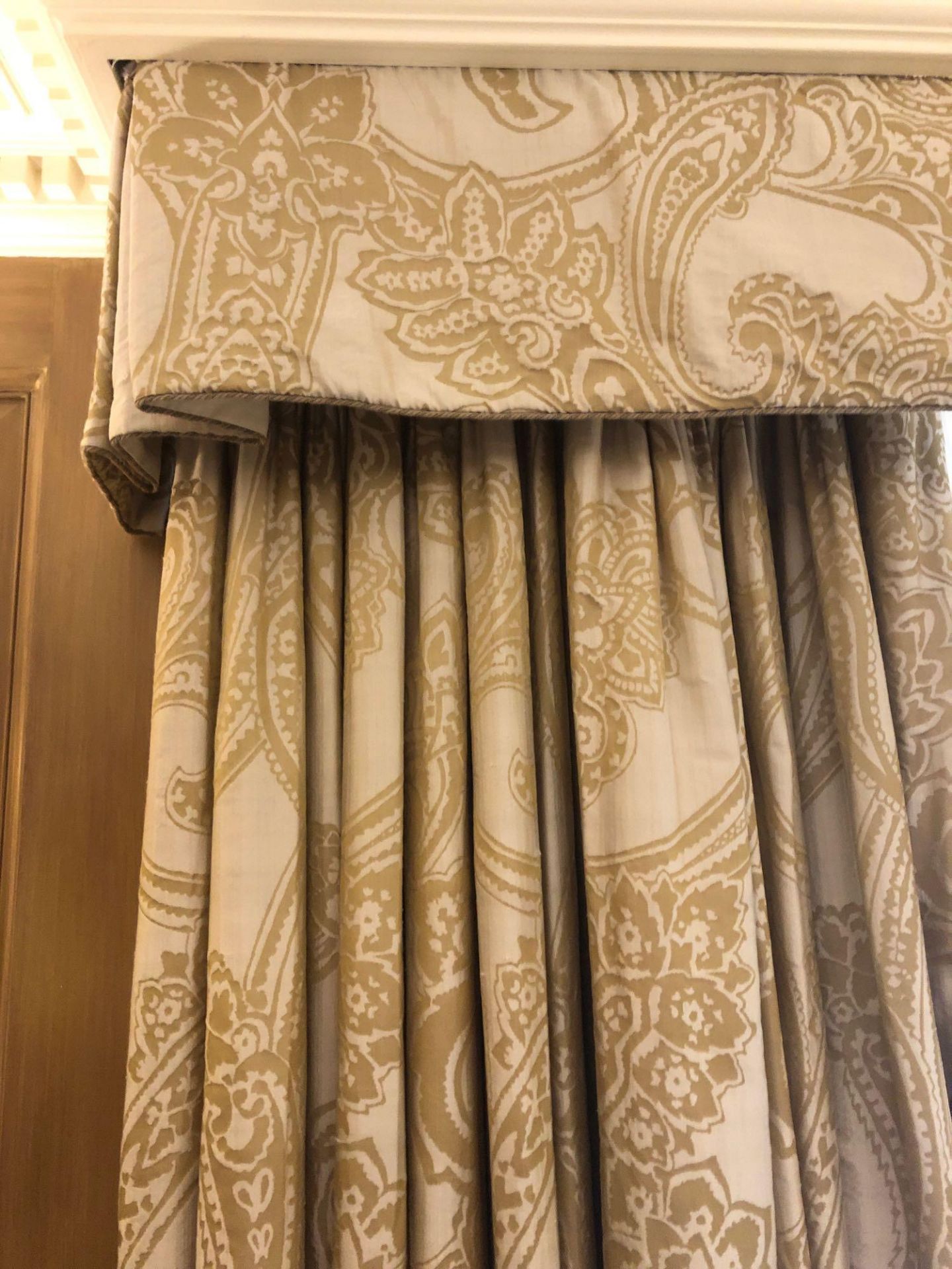 A Pair Of Luxury Drapes And Pelmet Gold And Champagne Pattern 250 x 260cm (Room 510) - Bild 2 aus 2