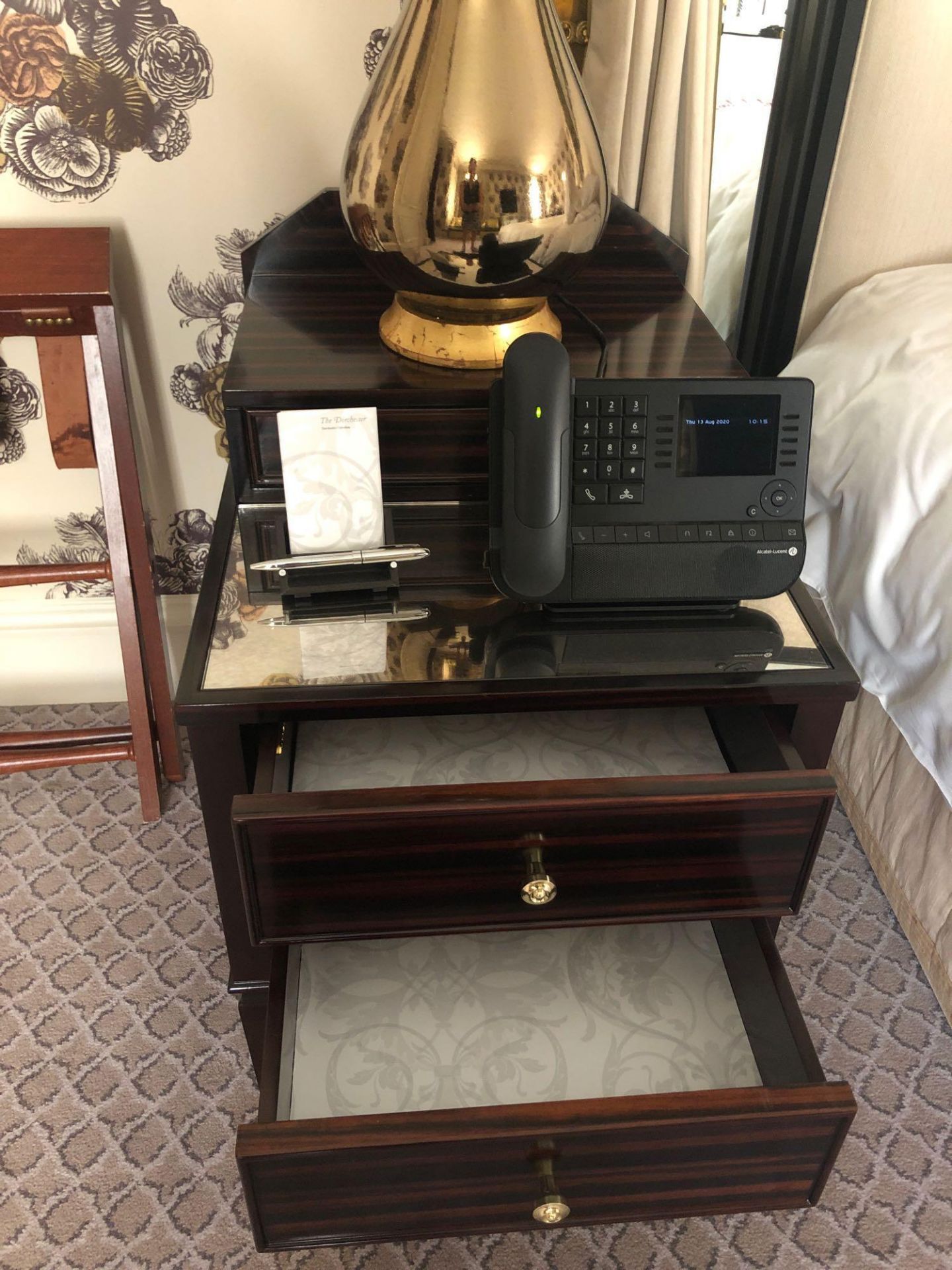 A Pair Of Two Tier Bedside Nightstands With Antiqued Plate Top With Storage Compartments Mounted - Bild 3 aus 3