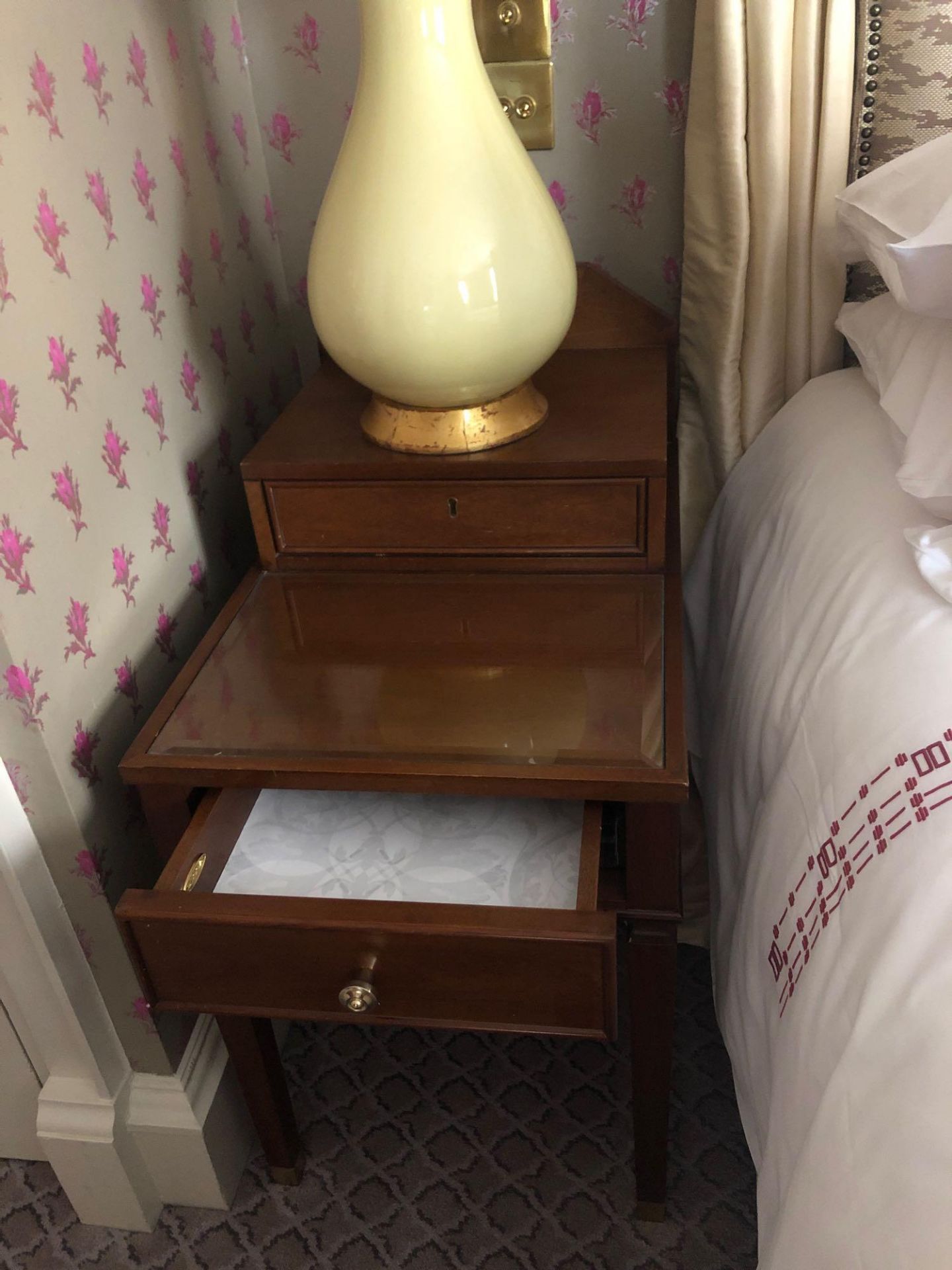 A Pair Of Two Tier Bedside Nightstands With Storage Compartments Mounted On Tapered Legs With - Bild 2 aus 2