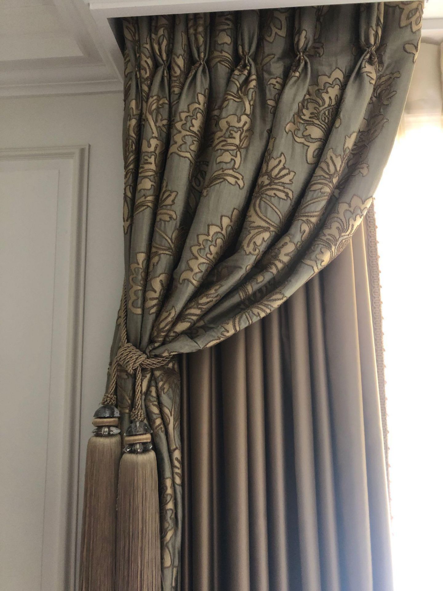 A Pair Of Silk Drapes With Jabots In Gold 257 x 230cm (Room 503 / 4) - Bild 2 aus 2