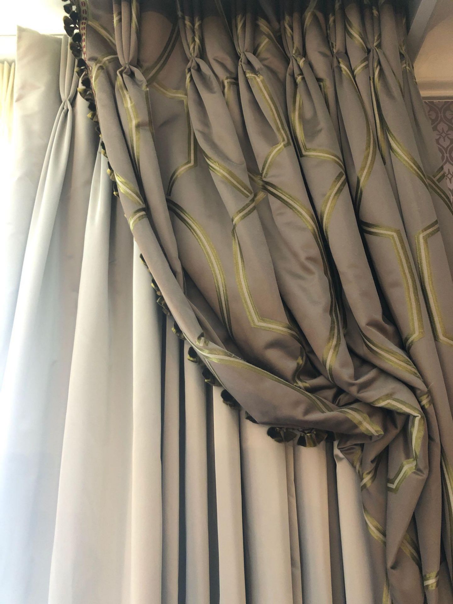 A Pair Of Silk Drapes And Jabots In Gold And Green Patterned 265 x 235cm (Room 527) - Bild 2 aus 2