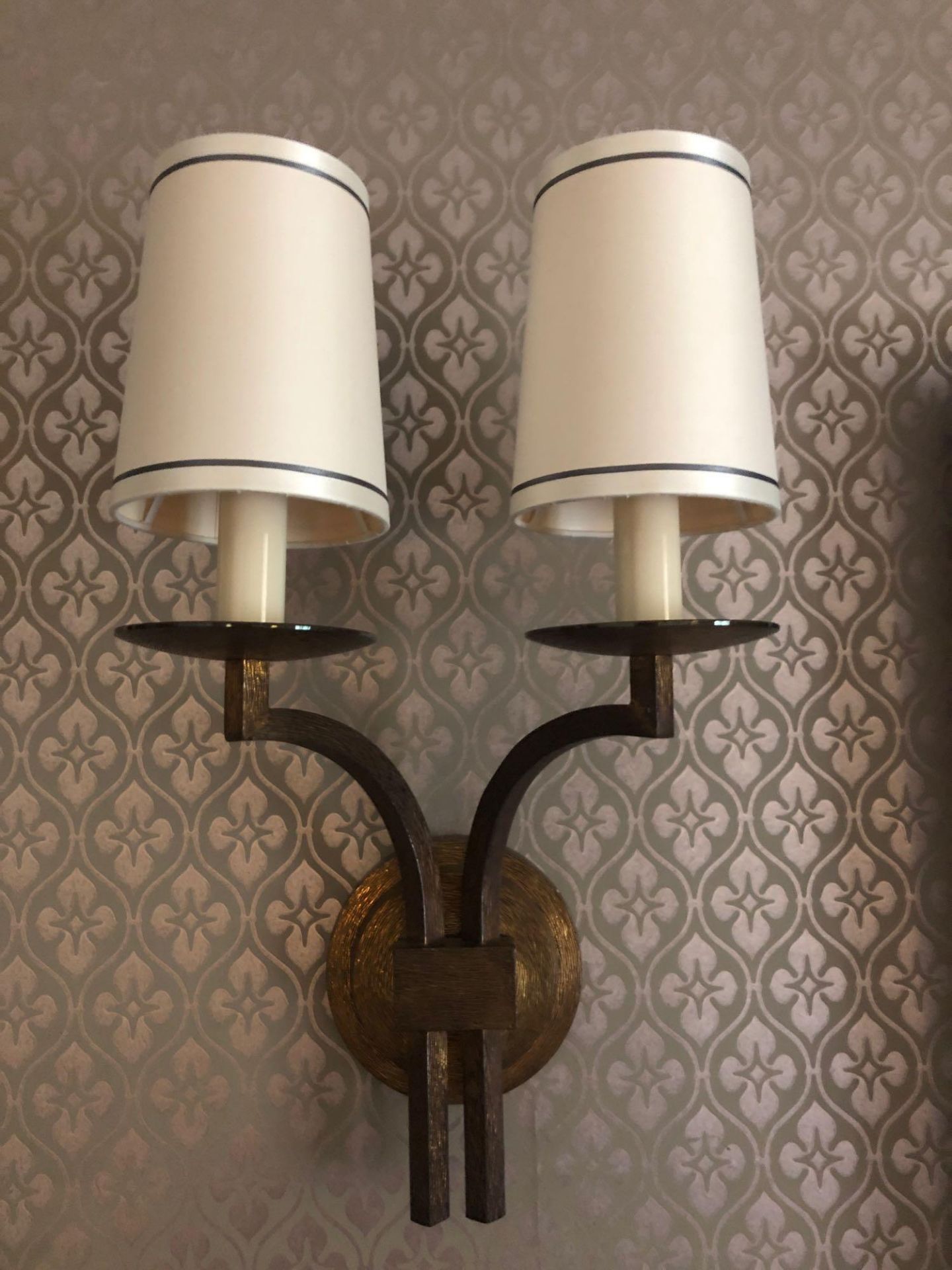 A Pair Of Dernier And Hamlyn Twin Arm Antique Bronzed Wall Sconces With Shade 51cm (Room 514) - Bild 2 aus 2