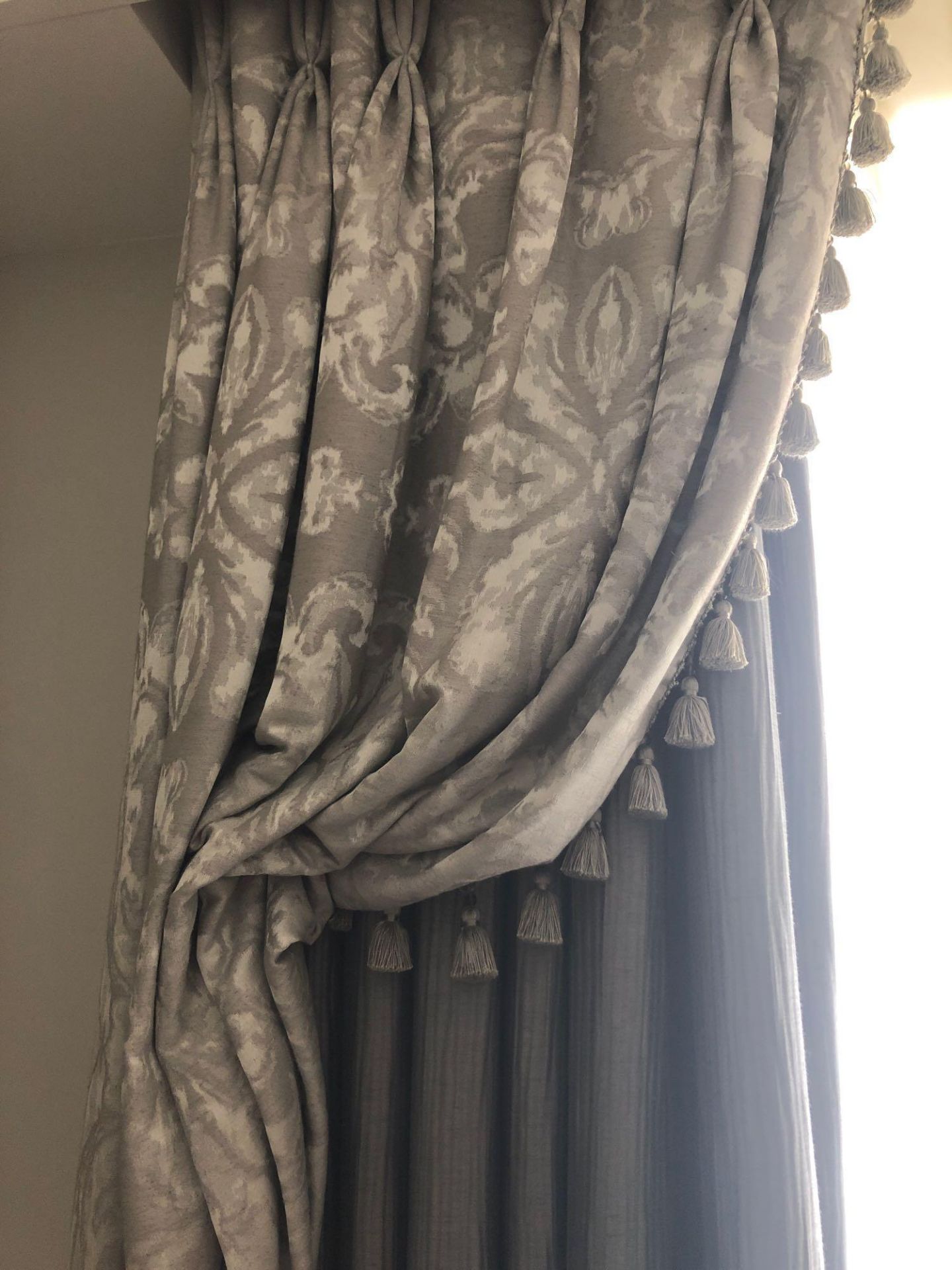 A Pair Of Gold And Silver Silk Drapes And Jabots With Tie Backs Span 260 x 170cm (Room 523) - Bild 2 aus 2