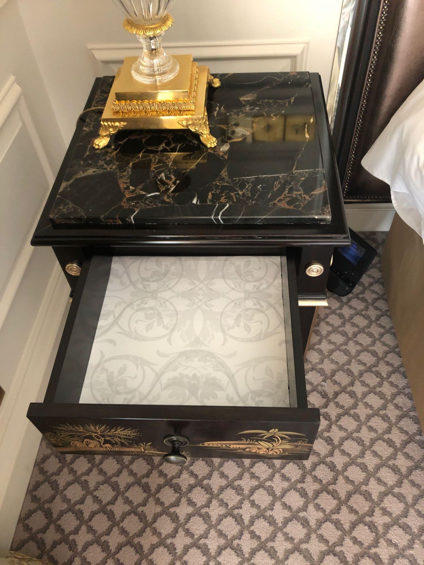 A Pair Of Marble Top Chinoiserie Black Lacquer Nightstands With Single Drawer With Hand Painted - Bild 2 aus 3