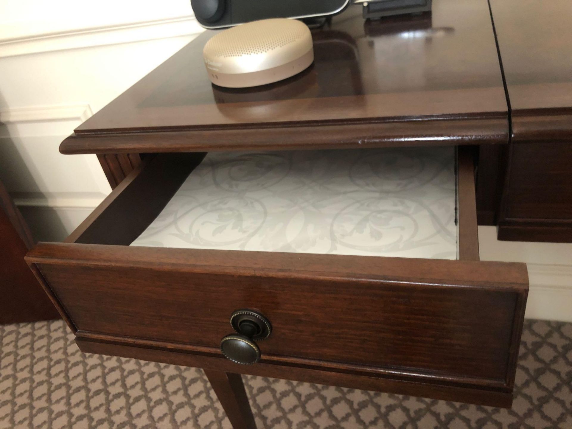 A Burr Mahogany Writing Desk / Dressing Table Fitted With Two Small Side Drawers The Central Panel - Bild 4 aus 6