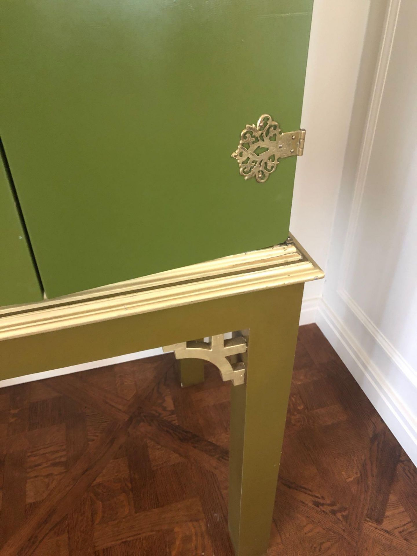 English Georgian Style Green Lacquered Chinoiserie Gilded Cocktail Cabinet Martini Bar Bifold Two - Bild 3 aus 4