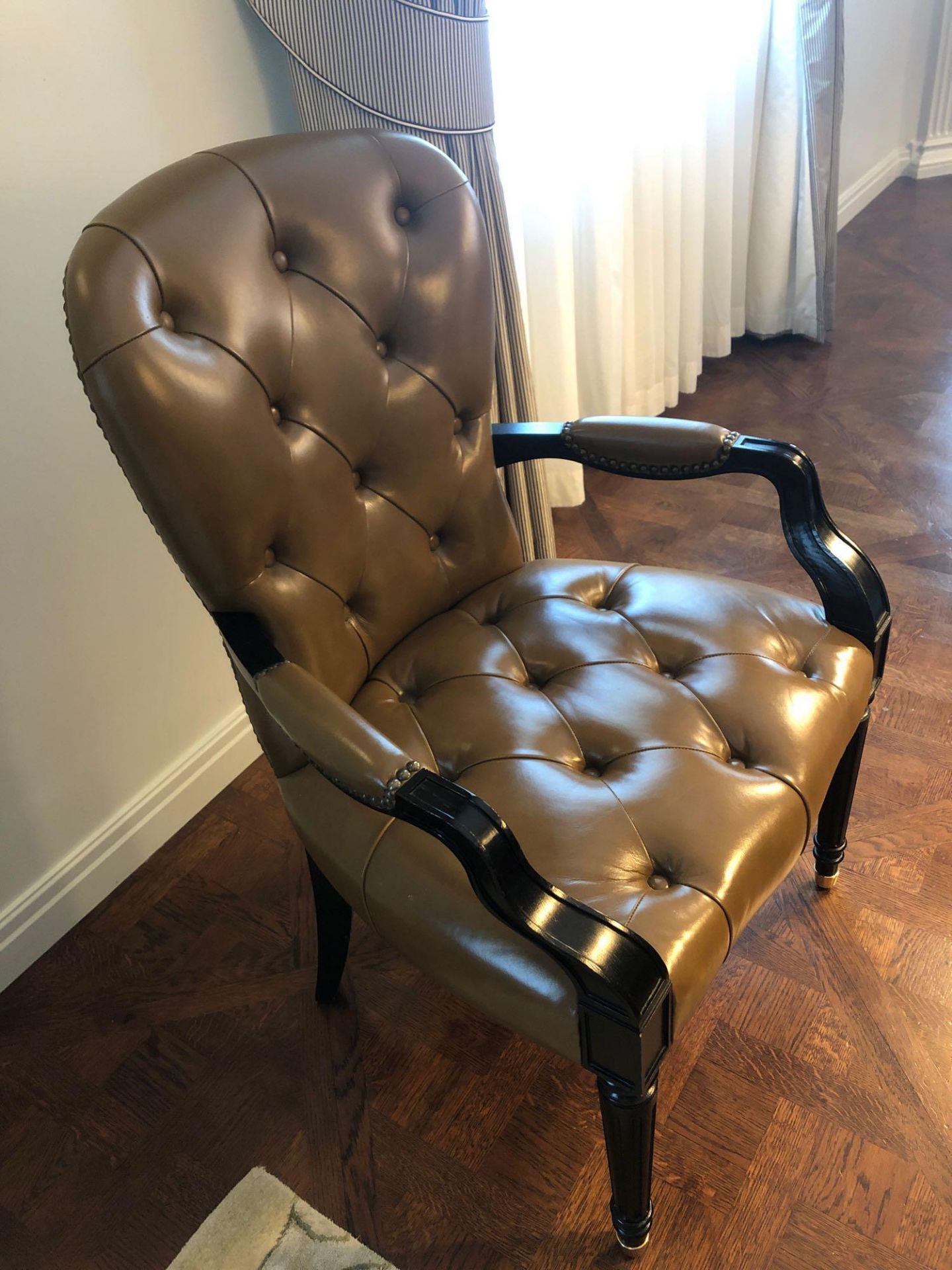 Scroll Back Leather Side Chair Legs And Frame In Solid Oak With A Stained Finish Upholstered In - Bild 2 aus 2