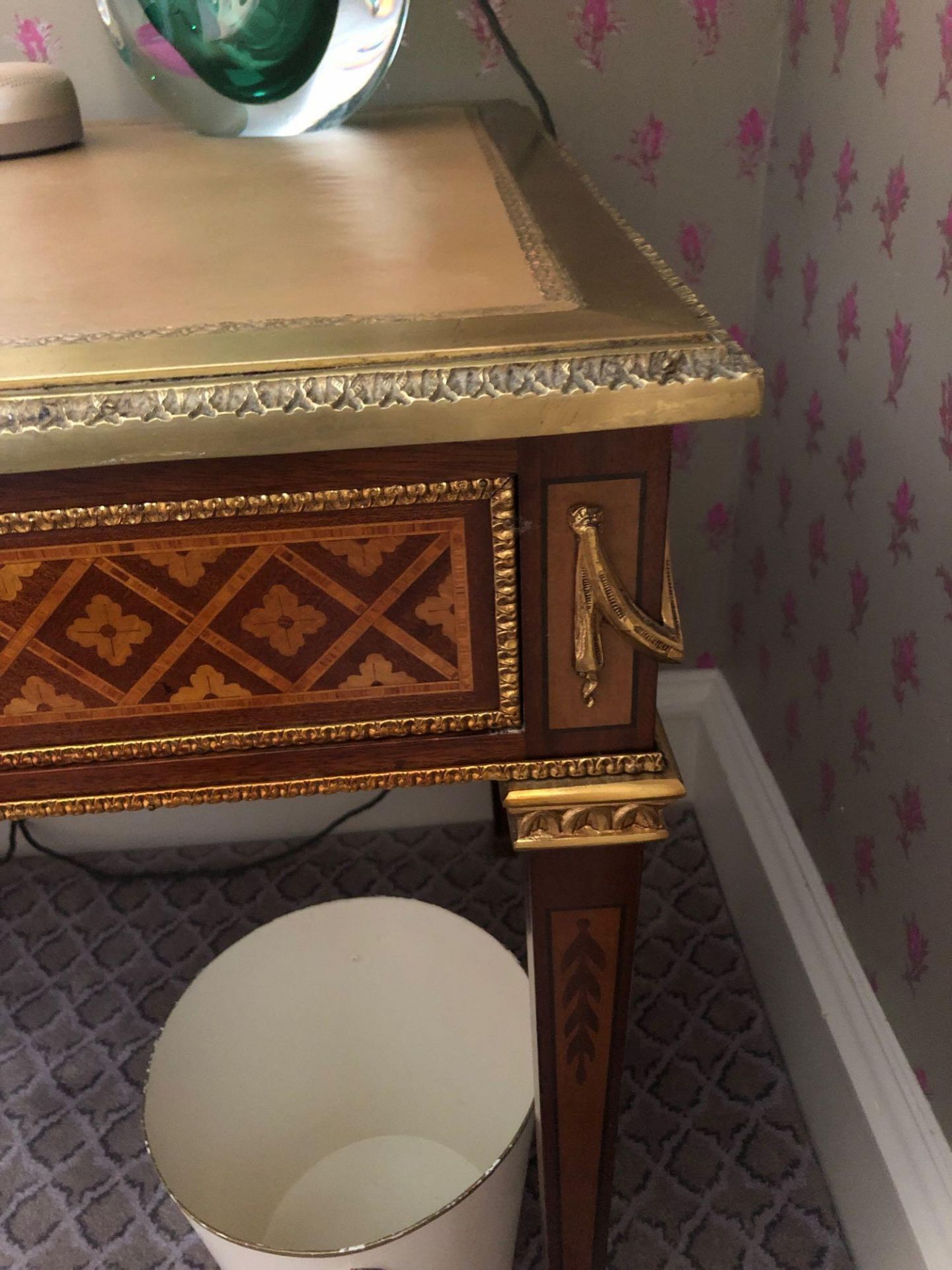 A Two Drawer Leather Tooled Inlay Writing Table With Brass Surround And Ormolu Decoration To Apron - Bild 3 aus 4