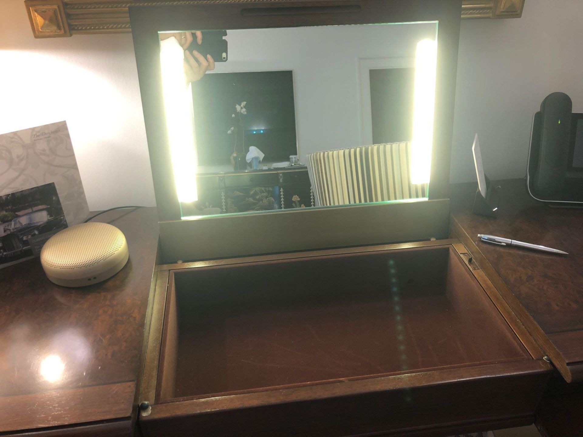 A Burr Mahogany Writing Desk / Dressing Table Fitted With Two Small Side Drawers The Central Panel - Bild 2 aus 6