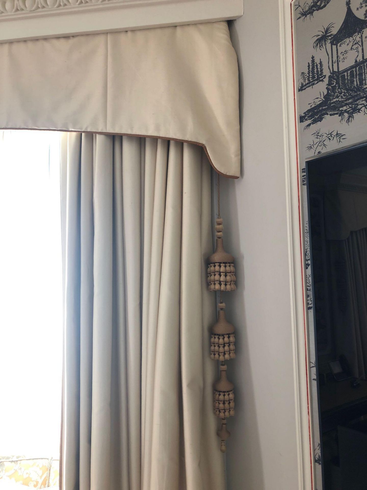A Pair Of Luxury Silk Drapes With Pelmet In Cream And Brown Silk Complete With Tassels Rope 250 x - Bild 2 aus 4
