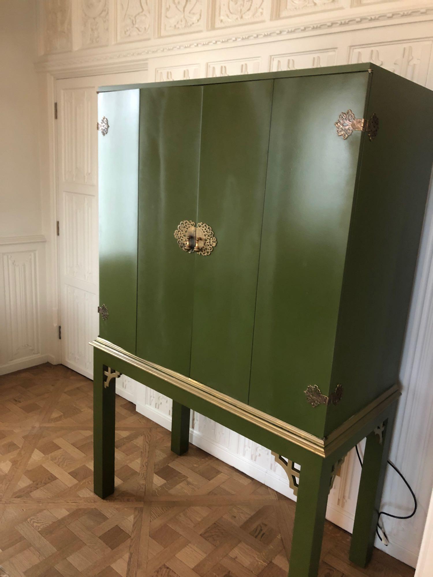 English Georgian Style Green Lacquered Chinoiserie Gilded Cocktail Cabinet Martini Bar Bifold Two