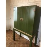 English Georgian Style Green Lacquered Chinoiserie Gilded Cocktail Cabinet Martini Bar Bifold Two