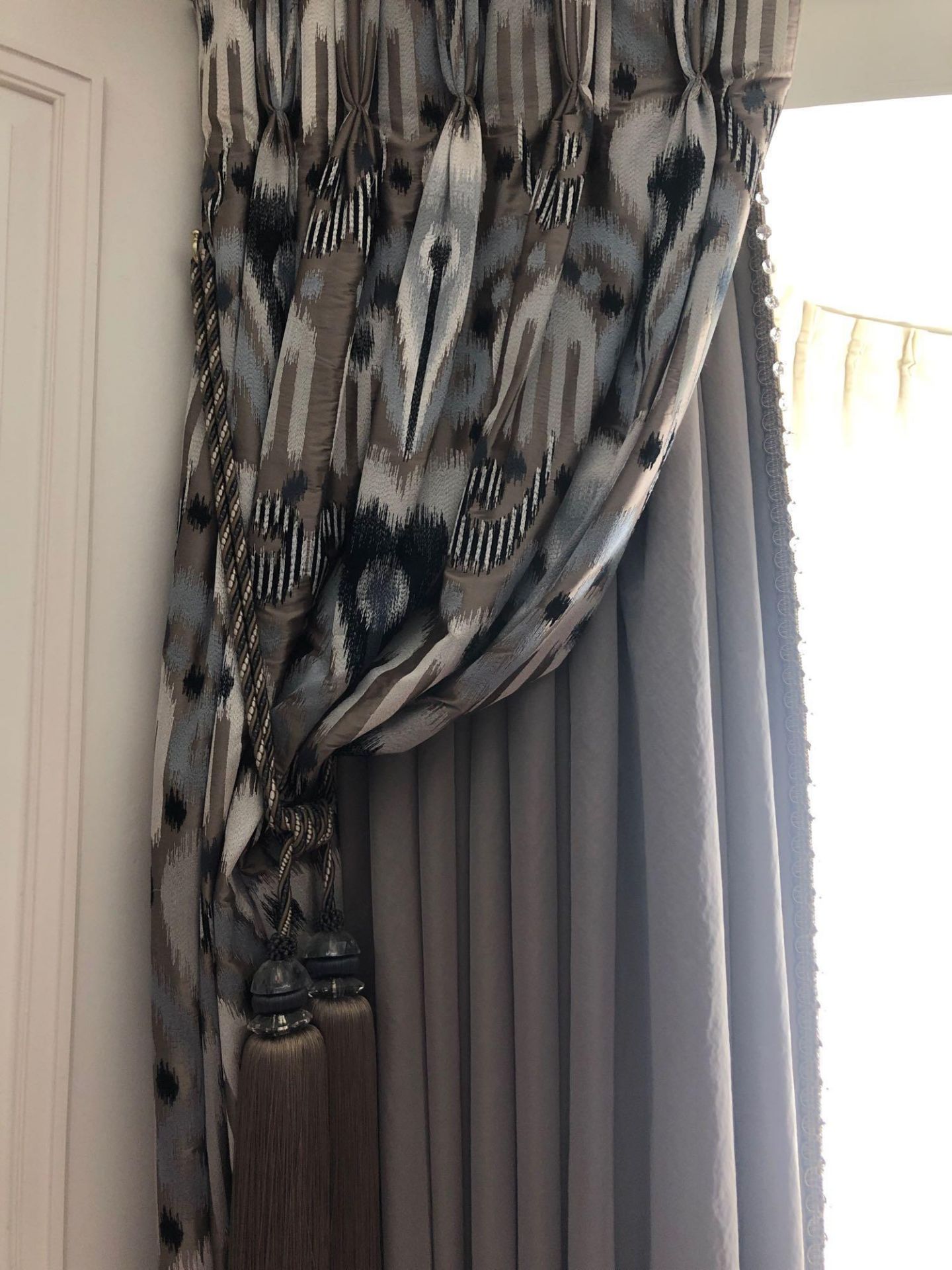 A Pair Of Silk Drapes And Jabots 200 x 265cm (Room 501/502) - Bild 4 aus 4