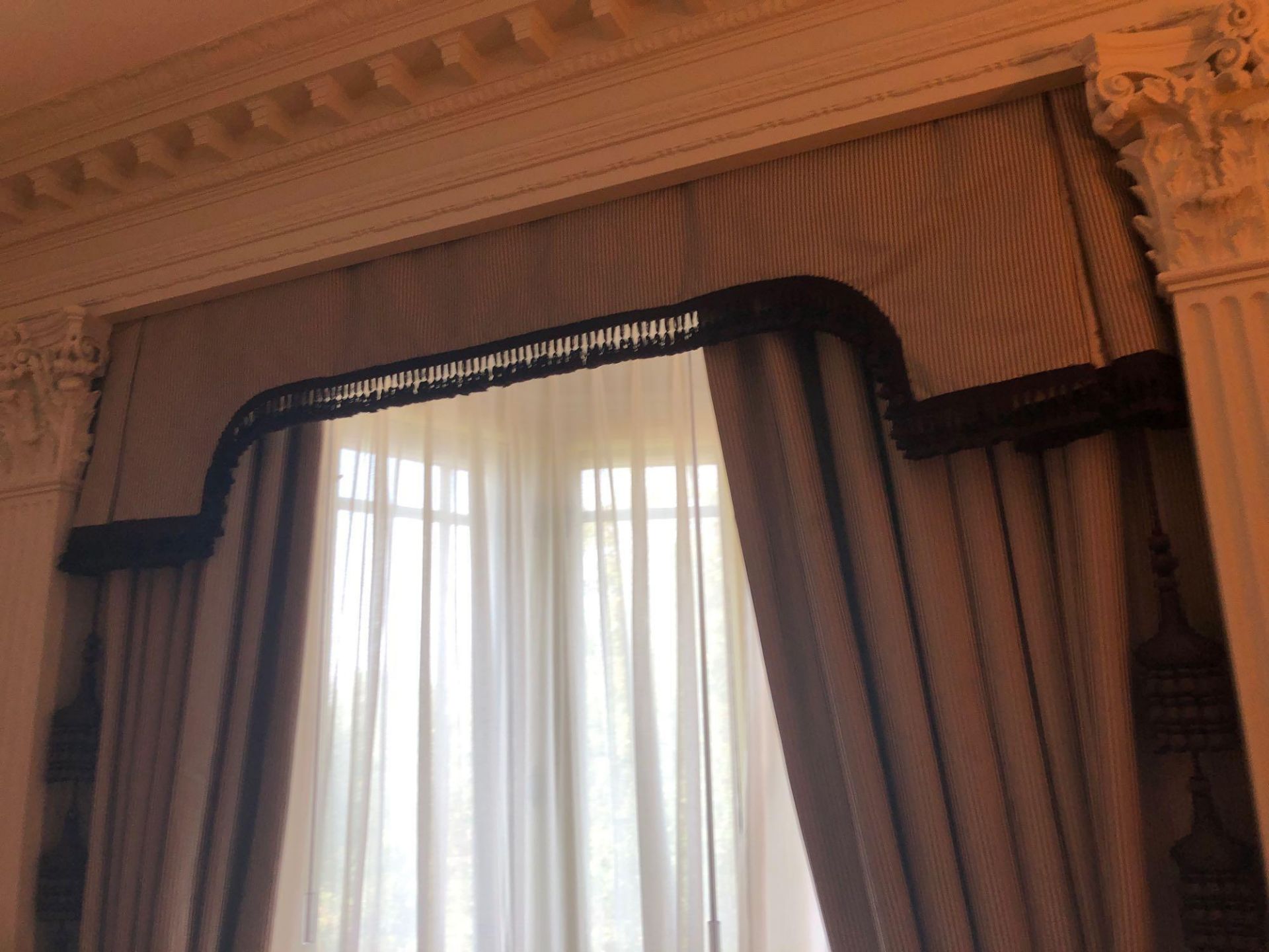 A Pair Of Drapes Fabric In Brown And White Striped Complete With Pelmet And Tassels 257 x 160cm ( - Bild 2 aus 4