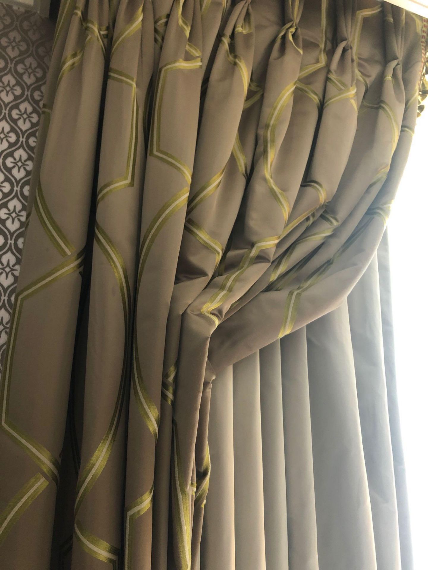 A Pair Of Gold And Silver Silk Drapes And Jabots With Tie Backs Span 250 x 215cm (Room 529) - Bild 2 aus 2