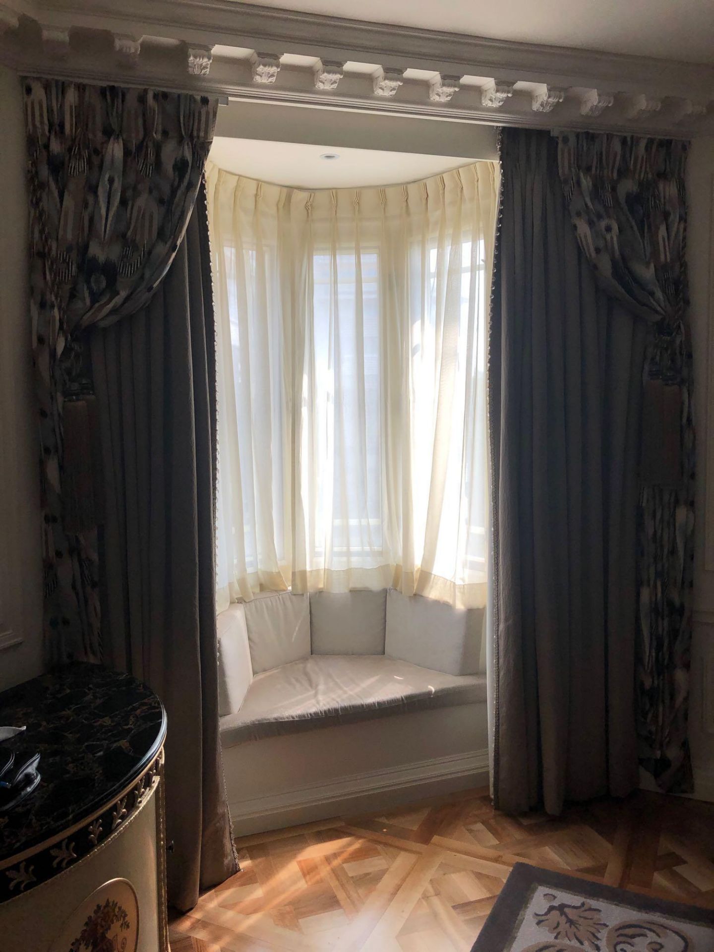 A Pair Of Silk Drapes And Jabots 200 x 265cm (Room 501/502) - Bild 3 aus 4