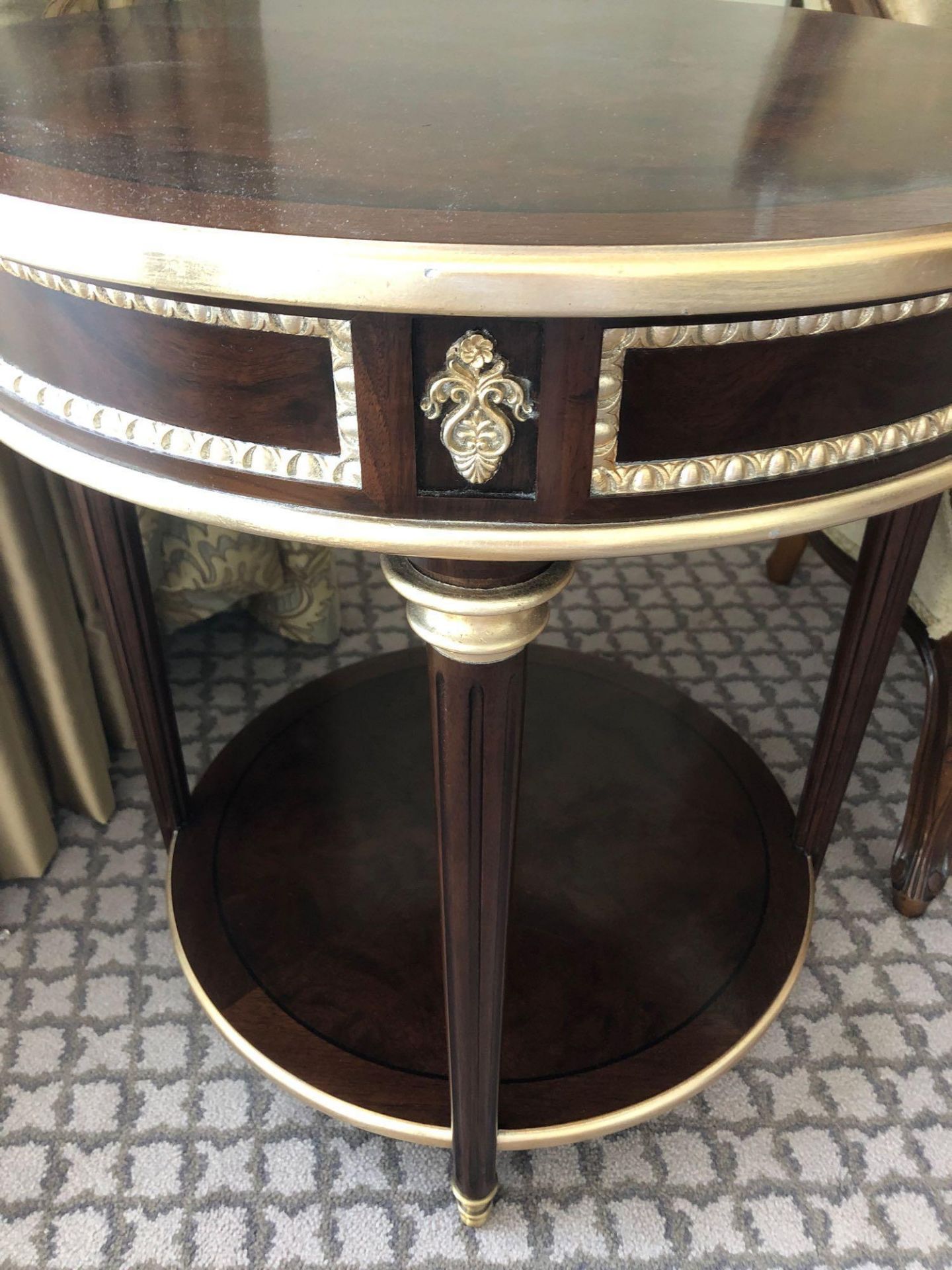 Circular Side Table With Antiqued Plate Top And Brass Trim Mounted On Tapering Legs With Brass - Bild 2 aus 2