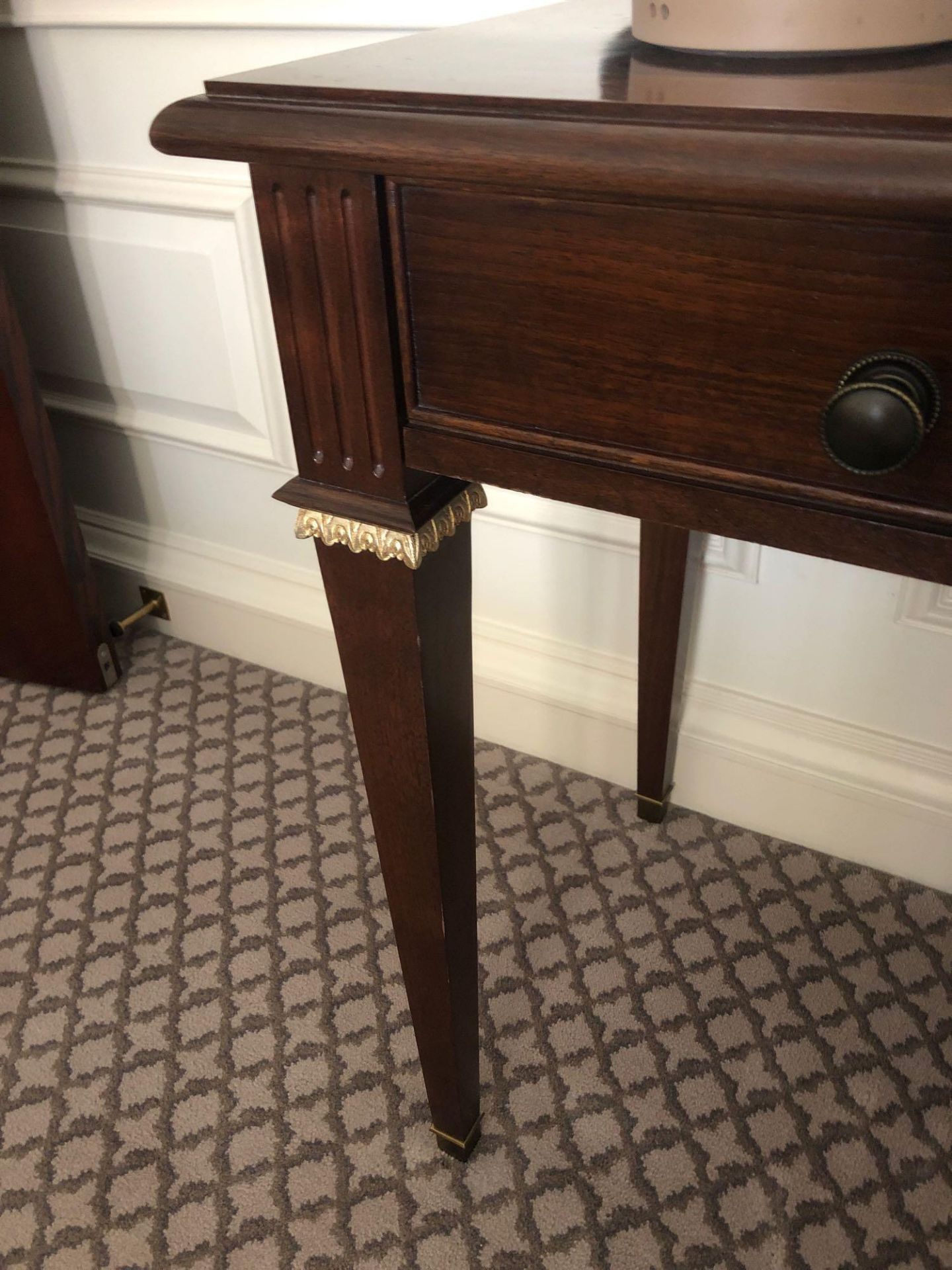 A Burr Mahogany Writing Desk / Dressing Table Fitted With Two Small Side Drawers The Central Panel - Bild 5 aus 6