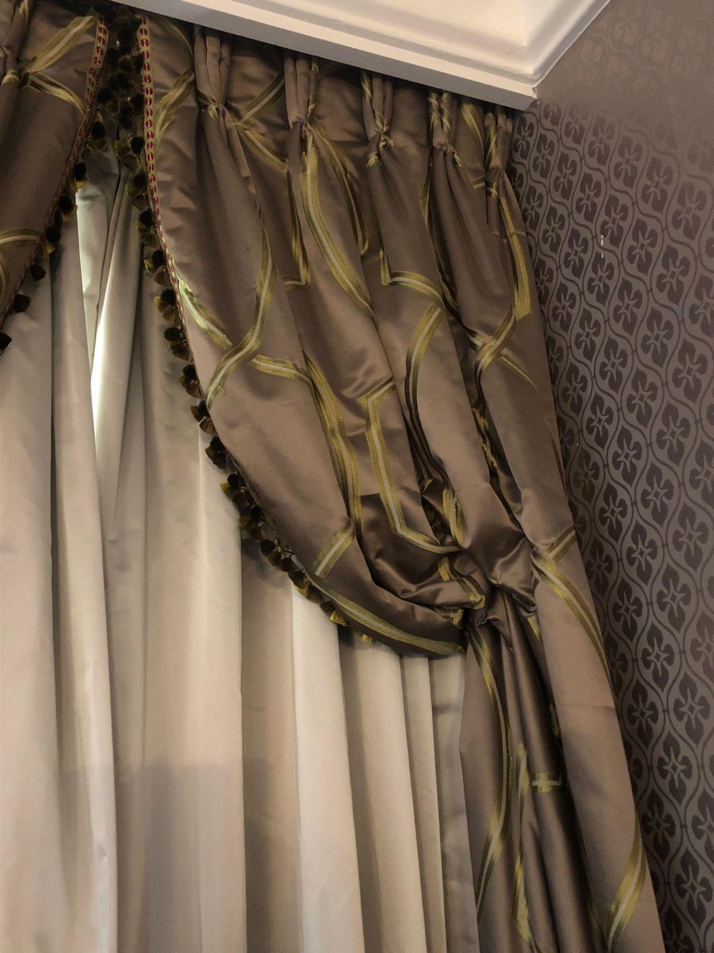 A Pair Of Silk Drapes And Jabots In Gold And Green Patterned 265 x 940cm (Room 527) - Bild 2 aus 2