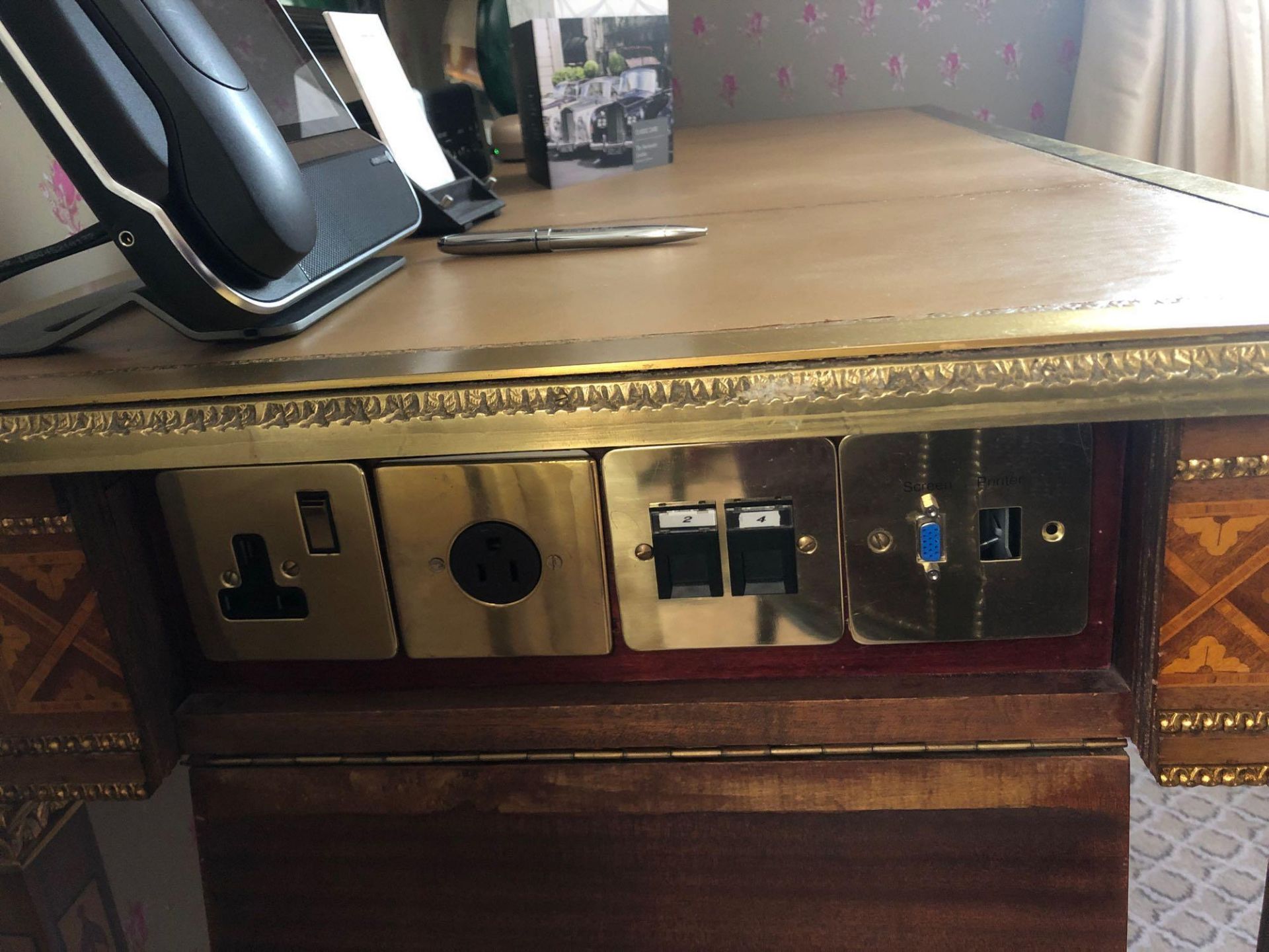 A Two Drawer Leather Tooled Inlay Writing Table With Brass Surround And Ormolu Decoration To Apron - Bild 4 aus 4