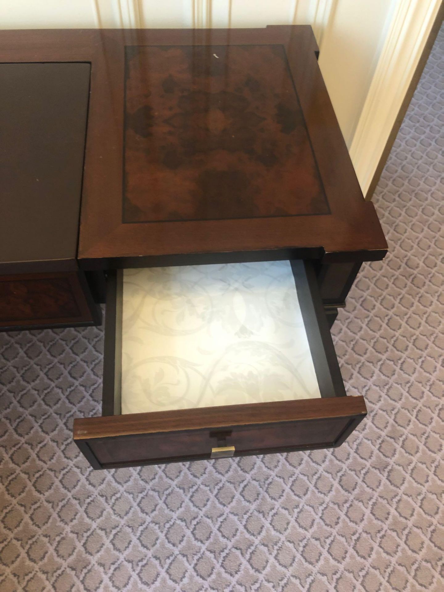 A Burr Mahogany Writing Desk / Dressing Table Fitted With Two Small Side Drawers The Central Panel - Bild 2 aus 4