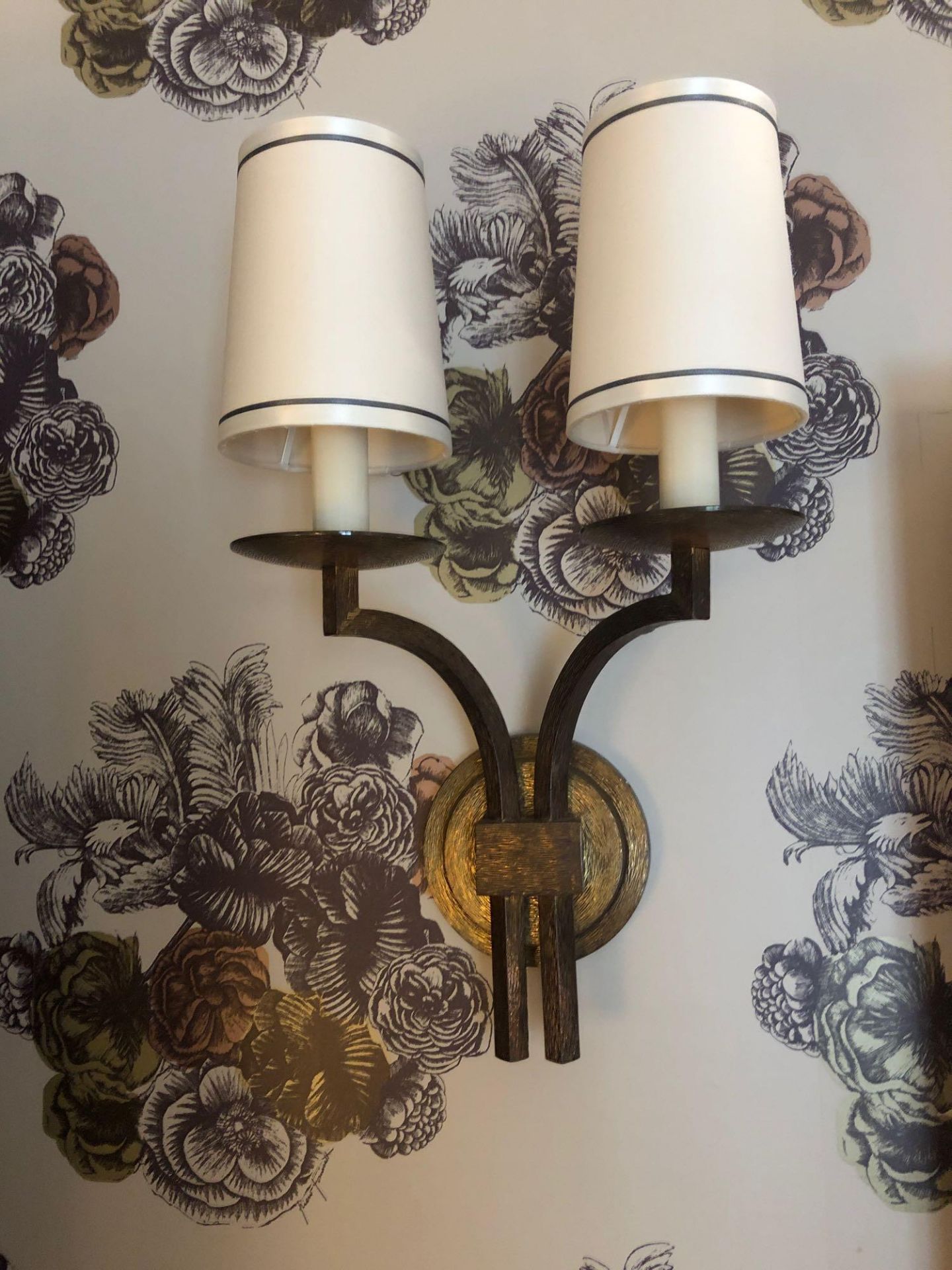 A Pair Of Dernier And Hamlyn Twin Arm Antique Bronzed Wall Sconces With Shade 51cm (Room 512) - Bild 2 aus 2