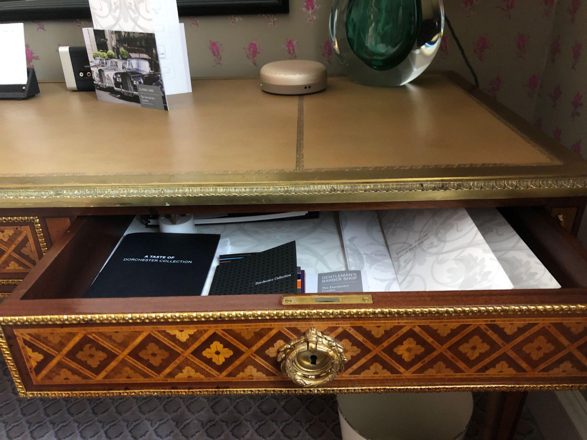 A Two Drawer Leather Tooled Inlay Writing Table With Brass Surround And Ormolu Decoration To Apron - Bild 2 aus 4