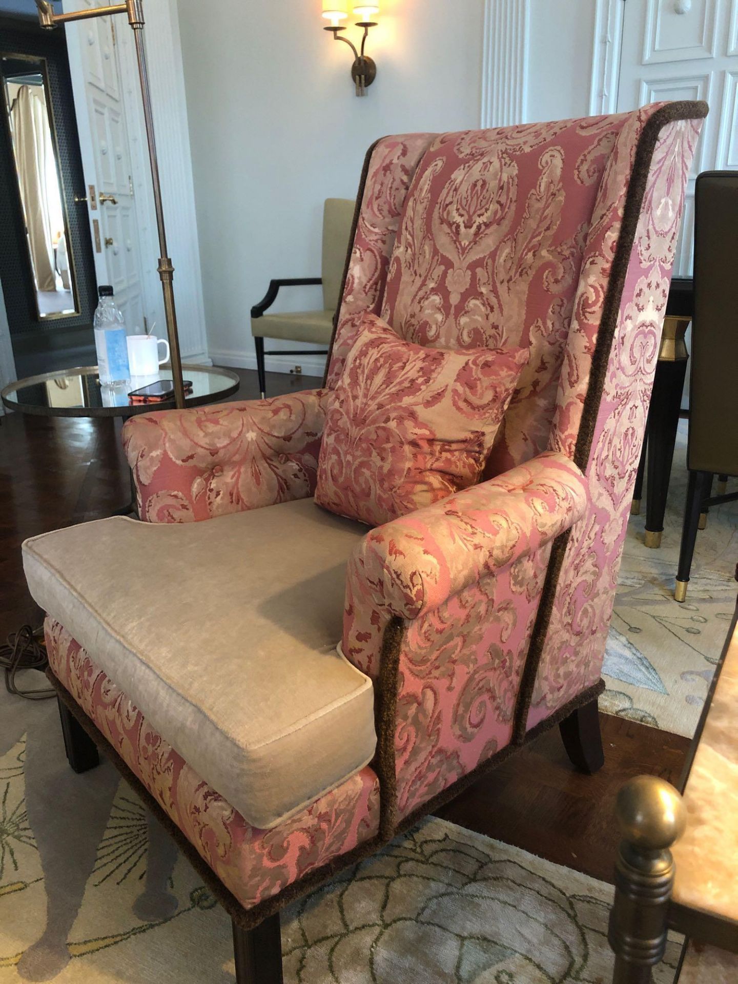 Upholstered Wingback Fireside Chair In A Damask Pink Fabric With Golden Leaf Pattern With Contrast - Bild 2 aus 3