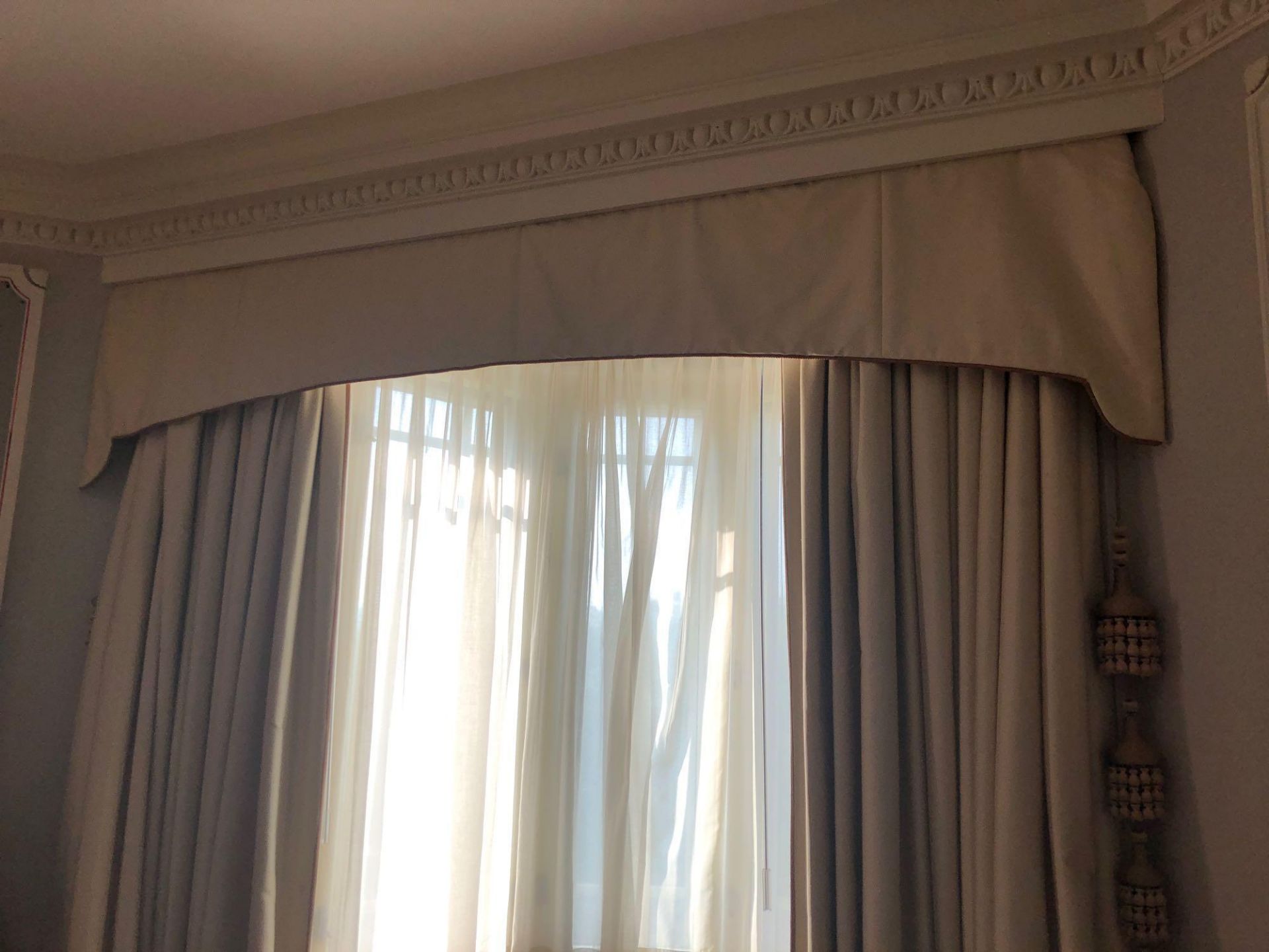 A Pair Of Luxury Silk Drapes With Pelmet In Cream And Brown Silk Complete With Tassels Rope 250 x - Bild 3 aus 4