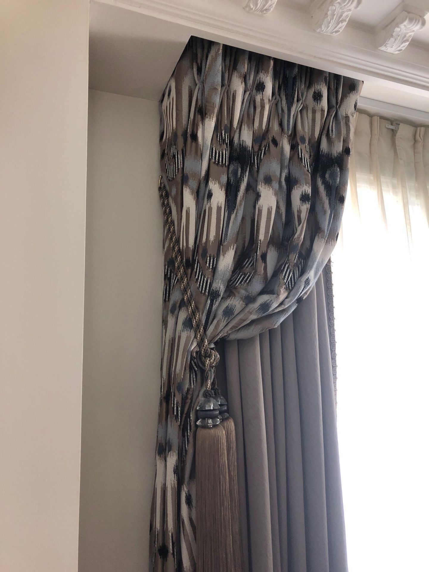 A Pair Of Silk Drapes And Jabots 200 x 265cm (Room 501/502) - Bild 2 aus 4