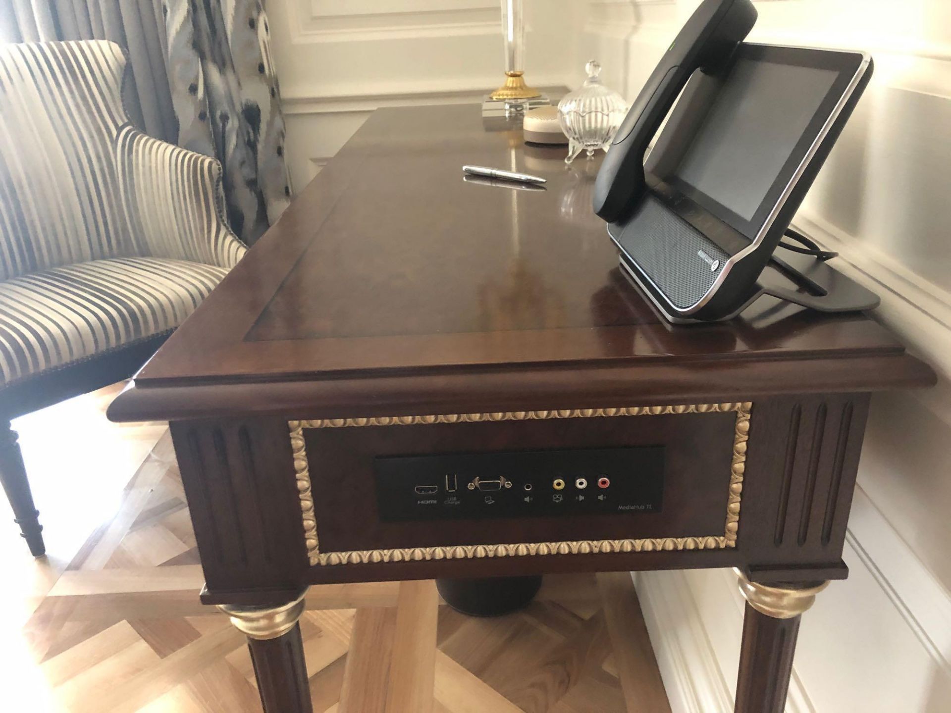 Writing Desk With Tooled Leather Inlay Faux Central Drawer Flanked By Single Drawer And Flap - Bild 4 aus 5