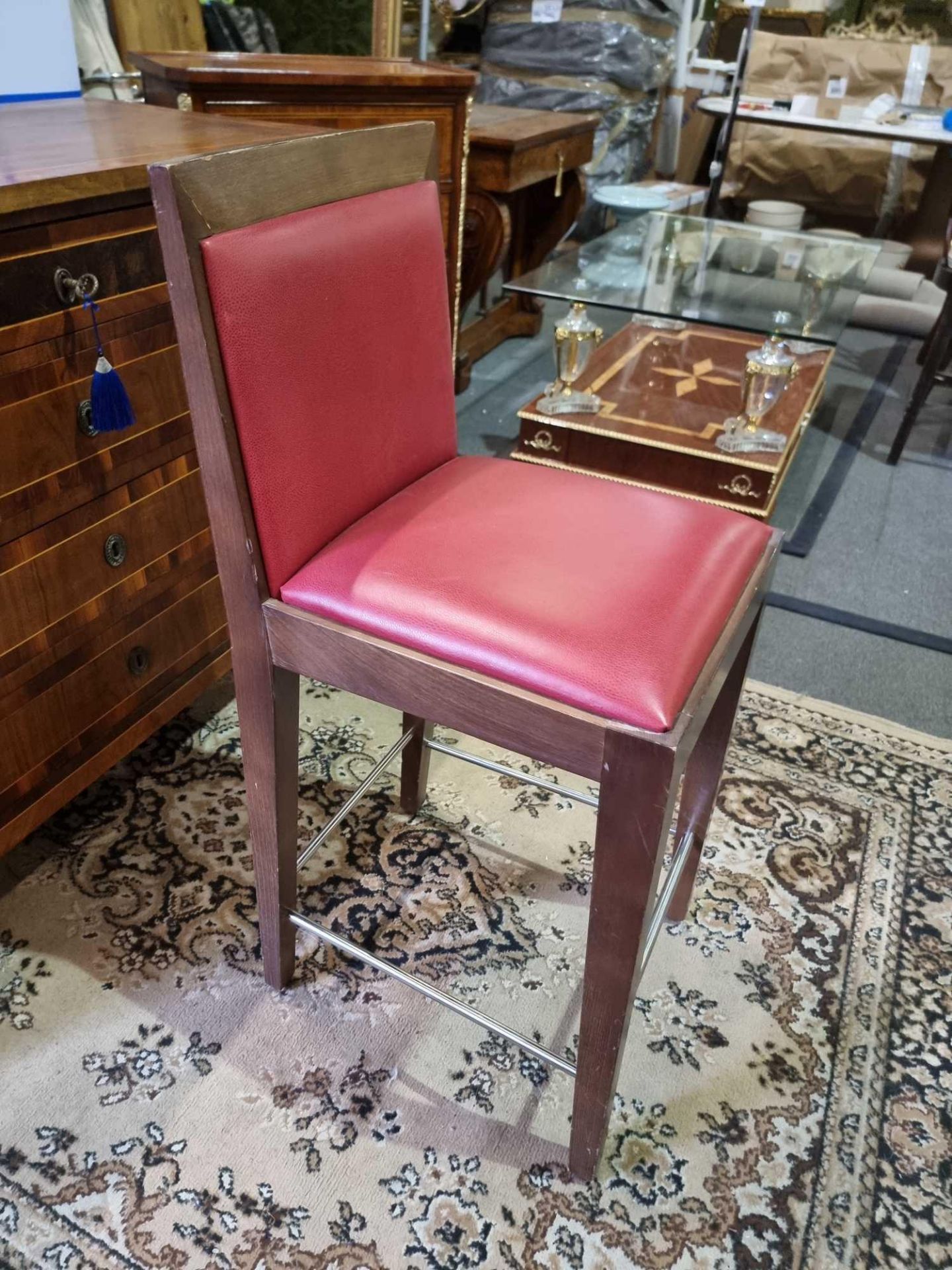 A Set Of 4 x Red Leather Wooden Framed Bar Stools Padded Back And Seat Pad With H Frame And - Bild 3 aus 5