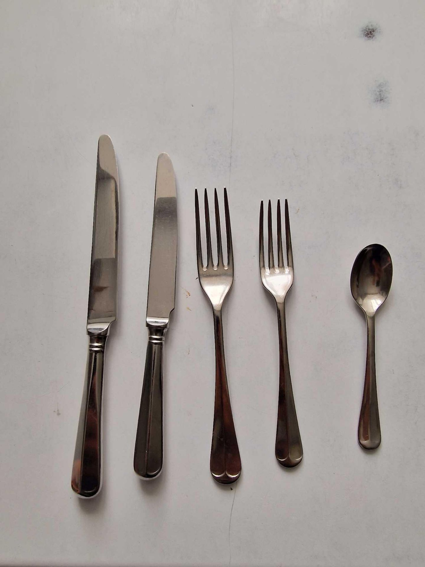 A Large Quantity Of Baguette Pattern Stainless Steel Cutlery Warriss Sheffield 18/10 - Bild 2 aus 2